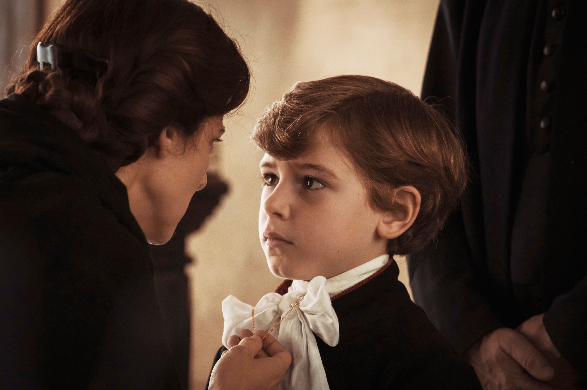 Enea Sala als der junge Edgardo Mortara und Barbara Ronchi als seine Mutter Marianna.