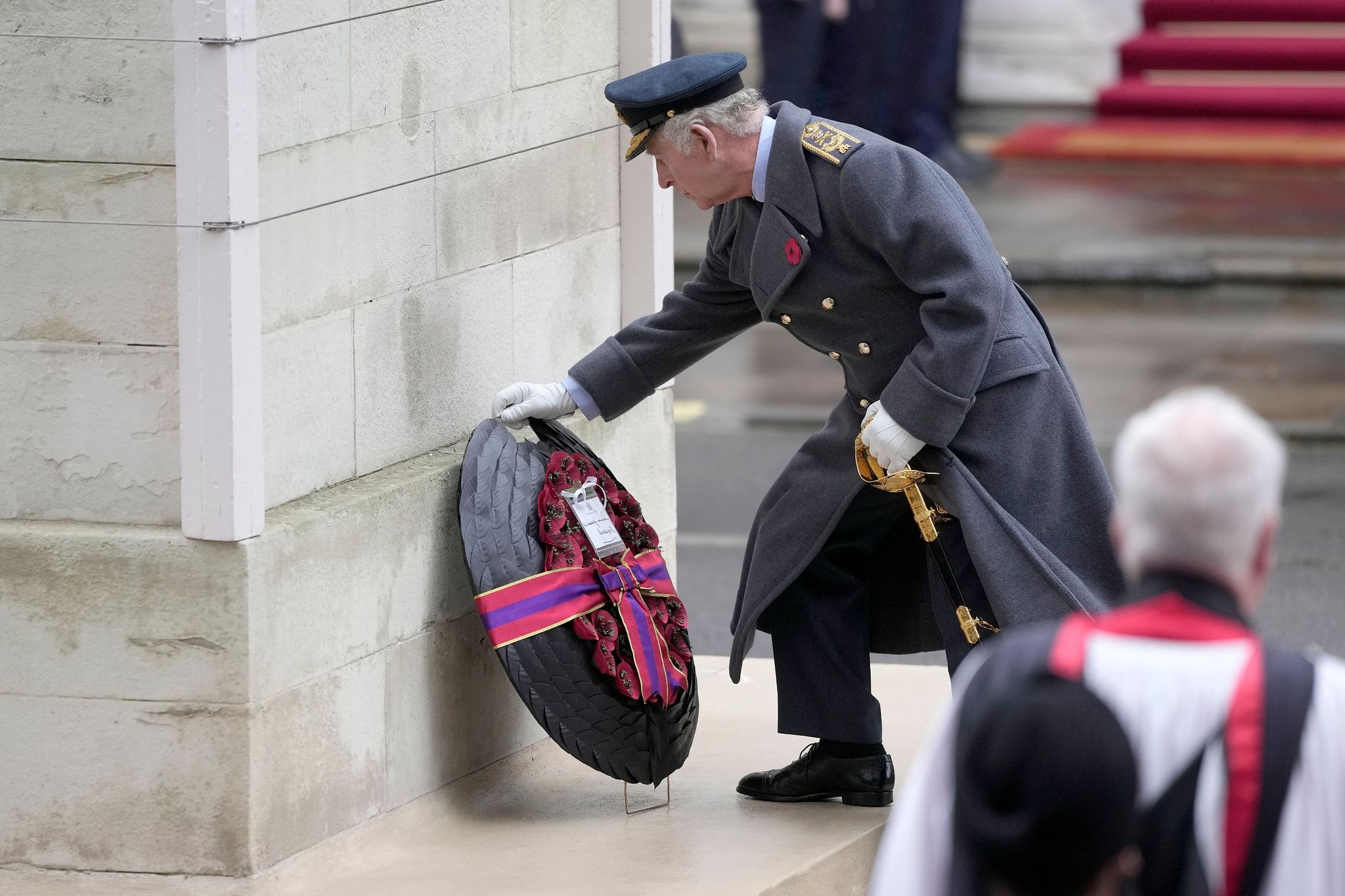 König Charles III. legt einen Kranz am Cenotaph nieder.