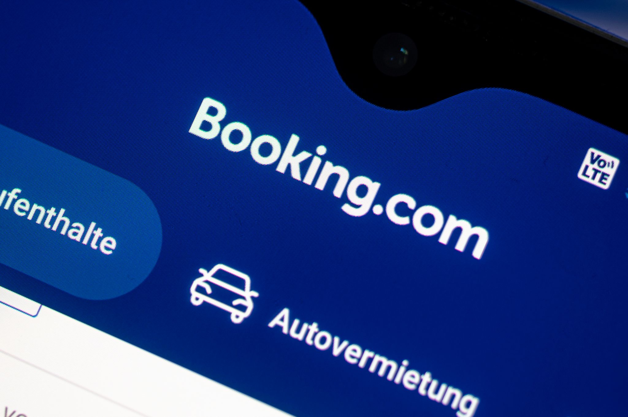 Die App des Reisebuchungsportals Booking.com auf einem Smartphone