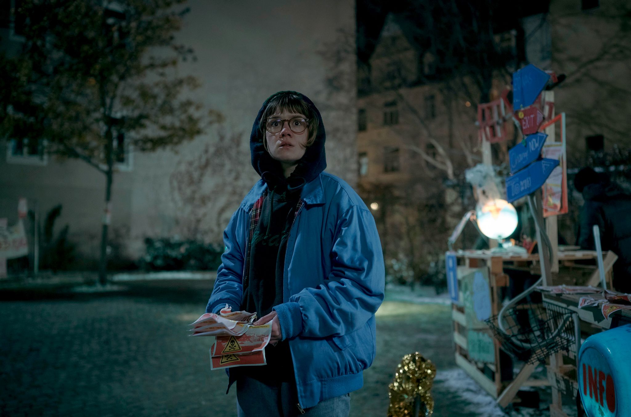 Luise Kogan (Lea Drinda) verteilt Flyer
in einer Szene der Serie «Wer wir sind».