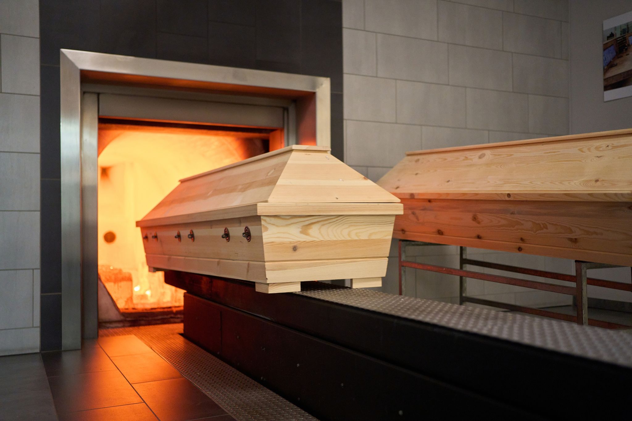 Ein Sarg wird im Krematorium verbrannt: Die Zahl der Todesfälle in Deutschland ist im vergangenen Jahr um 4,2 Prozent gestiegen.