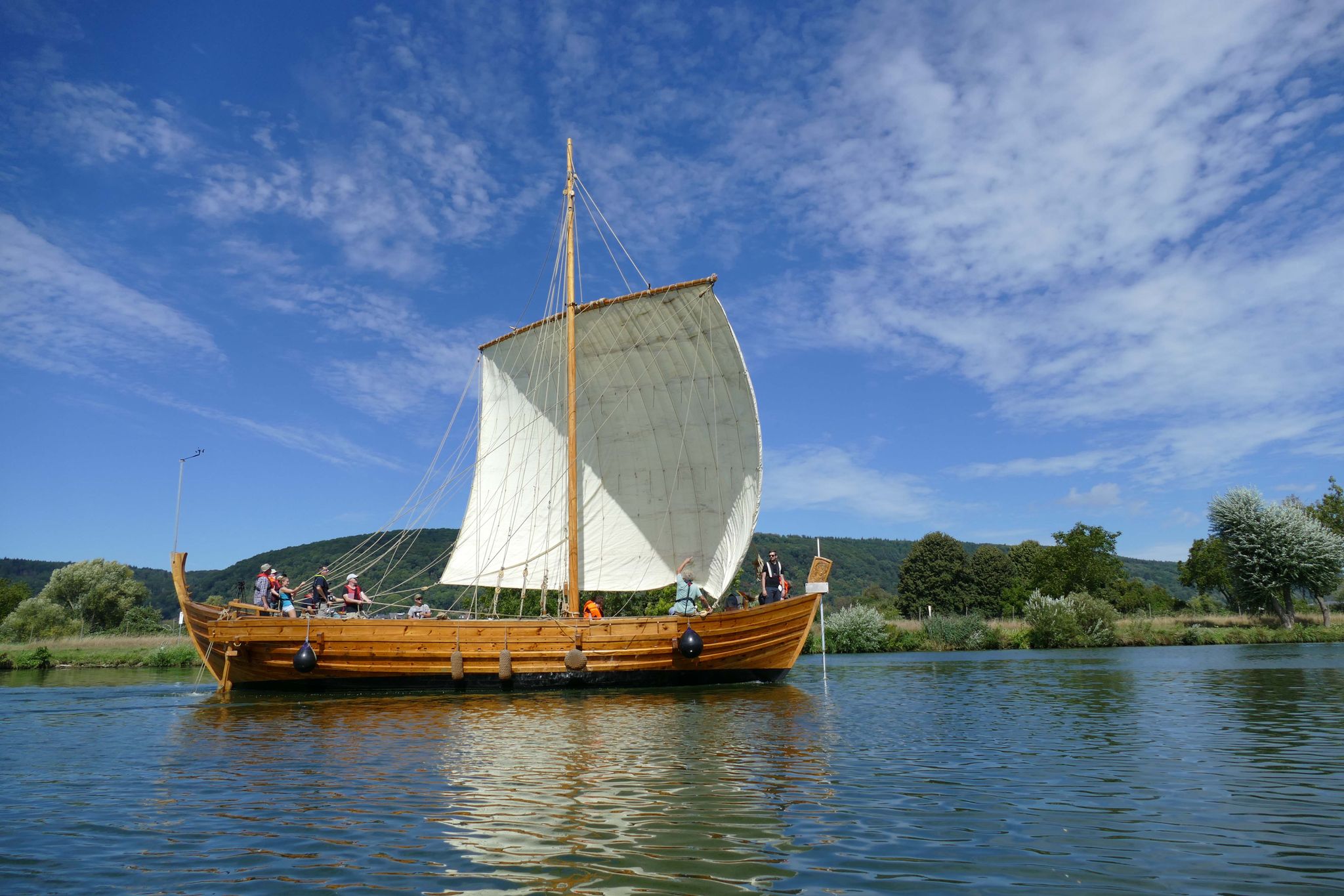 Trierer Forscher sind auf dem originalgetreu nachgebauten römischen Segelfrachter «Bissula» auf der Mosel unterwegs.