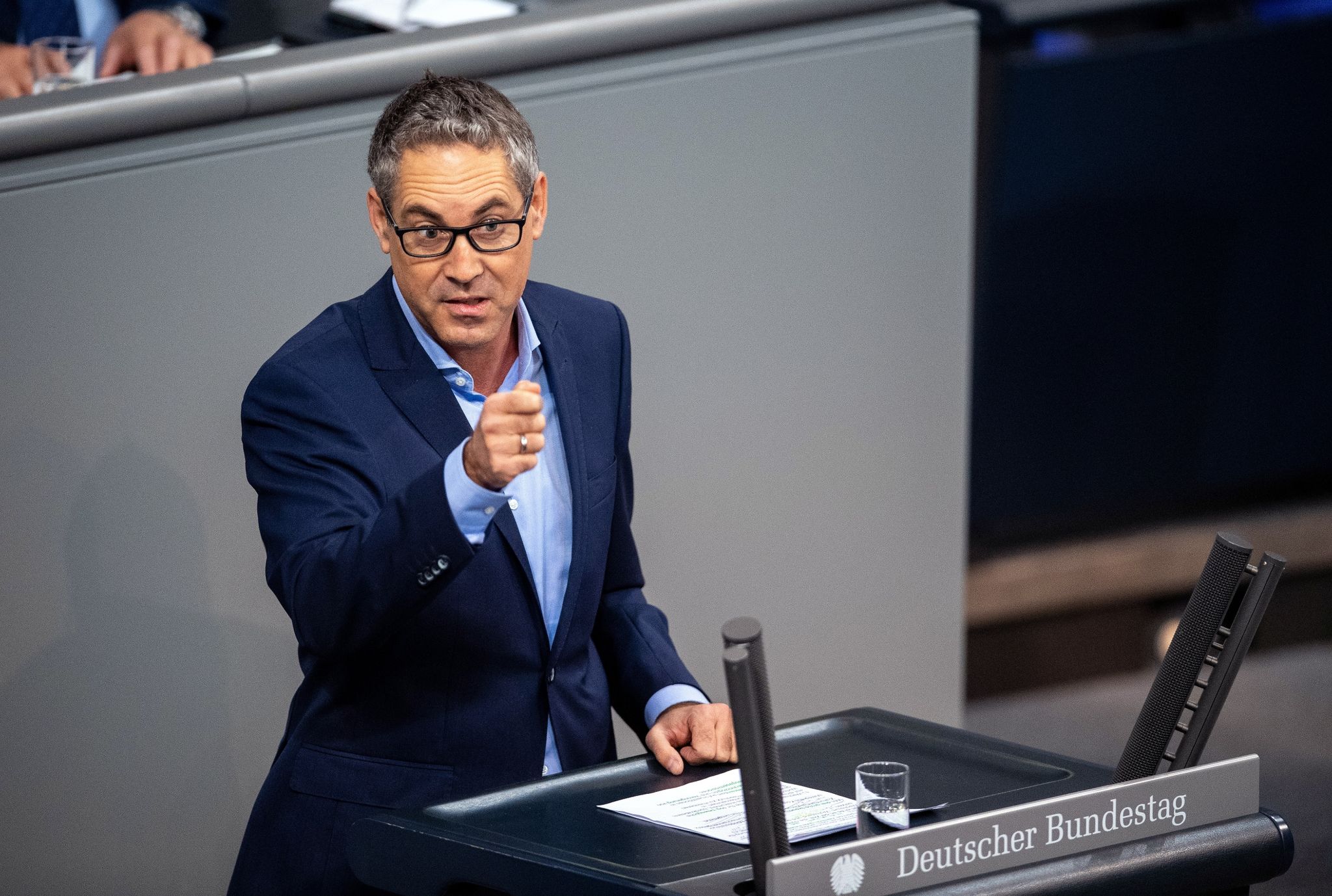 Michael Schrodi (SPD) spricht bei der Sitzung des Bundestags zu den Abgeordneten. Thema ist das Wachstumschancengesetz.