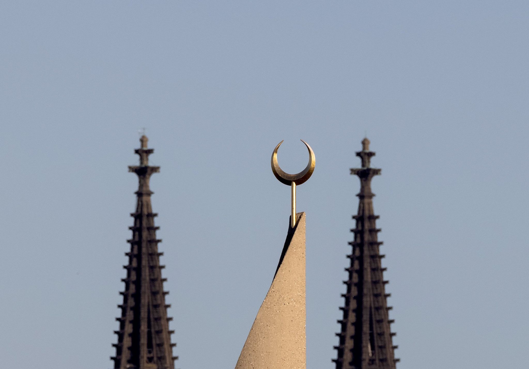 Der Halbmond auf einer Moschee ist zwischen den Türmen des Kölner Doms zu sehen. Der Auftritt eines hochrangigen afghanischen Taliban-Funktionärs in einer Kölner Moschee löst harsche Kritik aus.