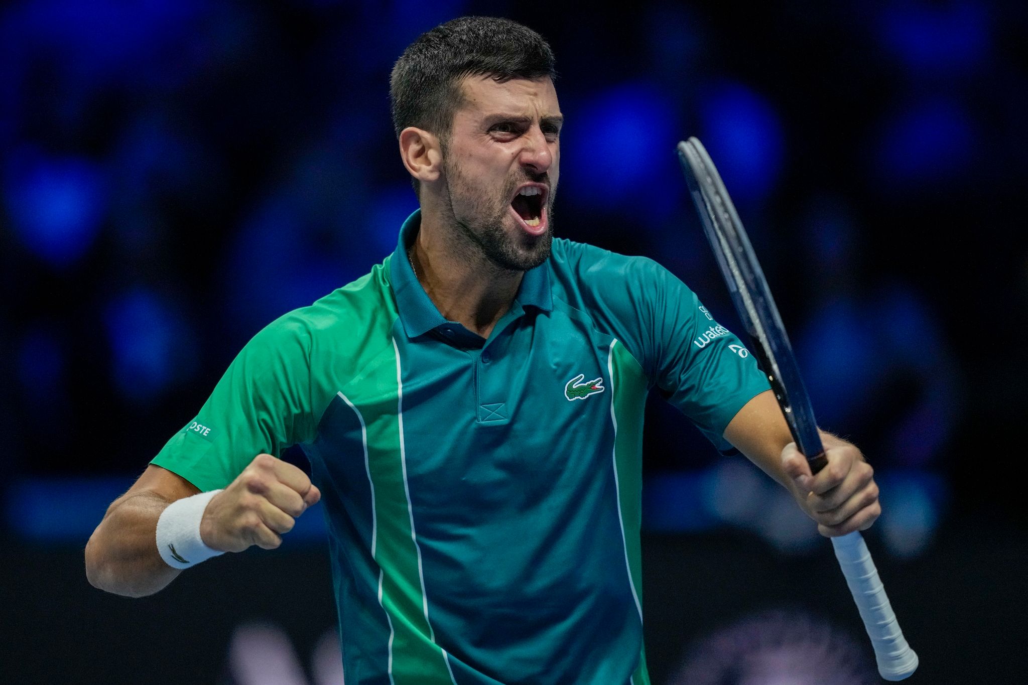 Tennisstar Novak Djokovic jubelt nach seinem Sieg gegen den Italiener Jannik Sinner. Mit einer beeindruckenden Machtdemonstration in Turin hat der 36-jährige Serbe zum siebten Mal die ATP-Finals gewonnen.