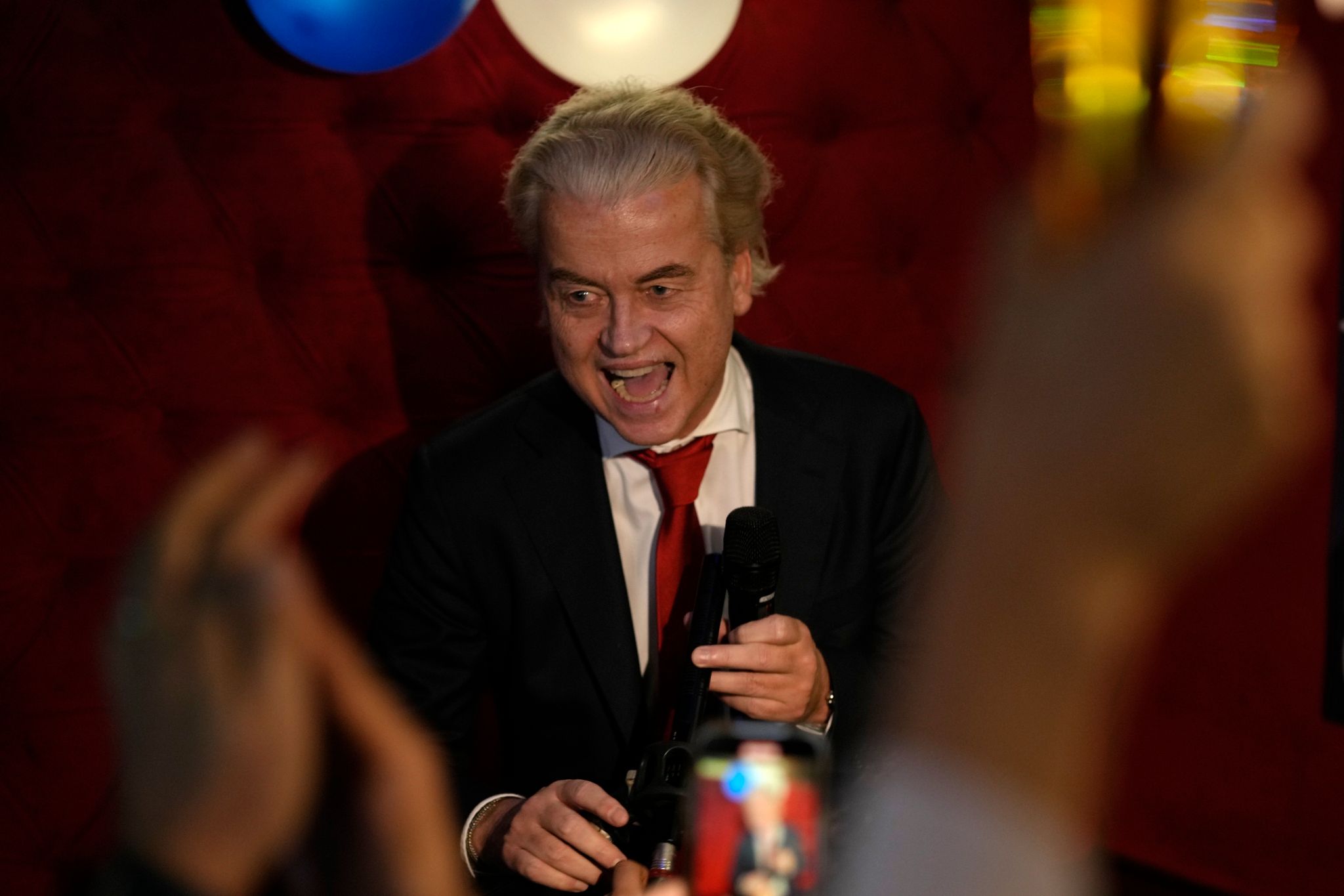 Der Rechtspoulist Geert Wilders, Vorsitzender der Partei für die Freiheit (PVV), reagiert in Den Haag auf die ersten Prognosen nach der Parlamentswahl in den Niederlanden. Danach liegt der Rechtspoulist vorne und will jetzt Ministerpräsident werden.