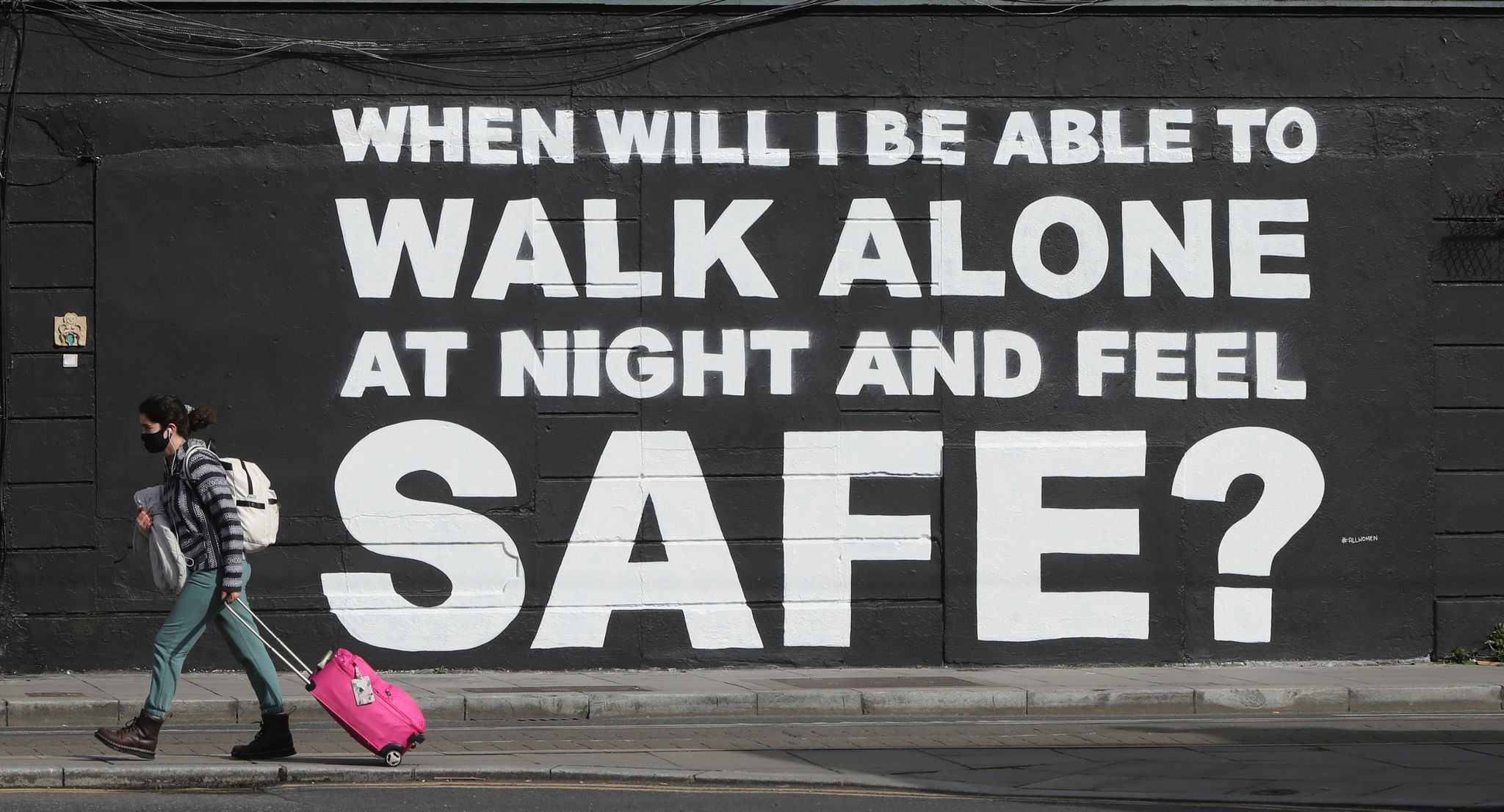 «Wann werde ich nachts alleine unterwegs sein können und mich sicher fühlen?»: ein Wandbild der irischen Künstlerin Emmalene Blake in Dublin.