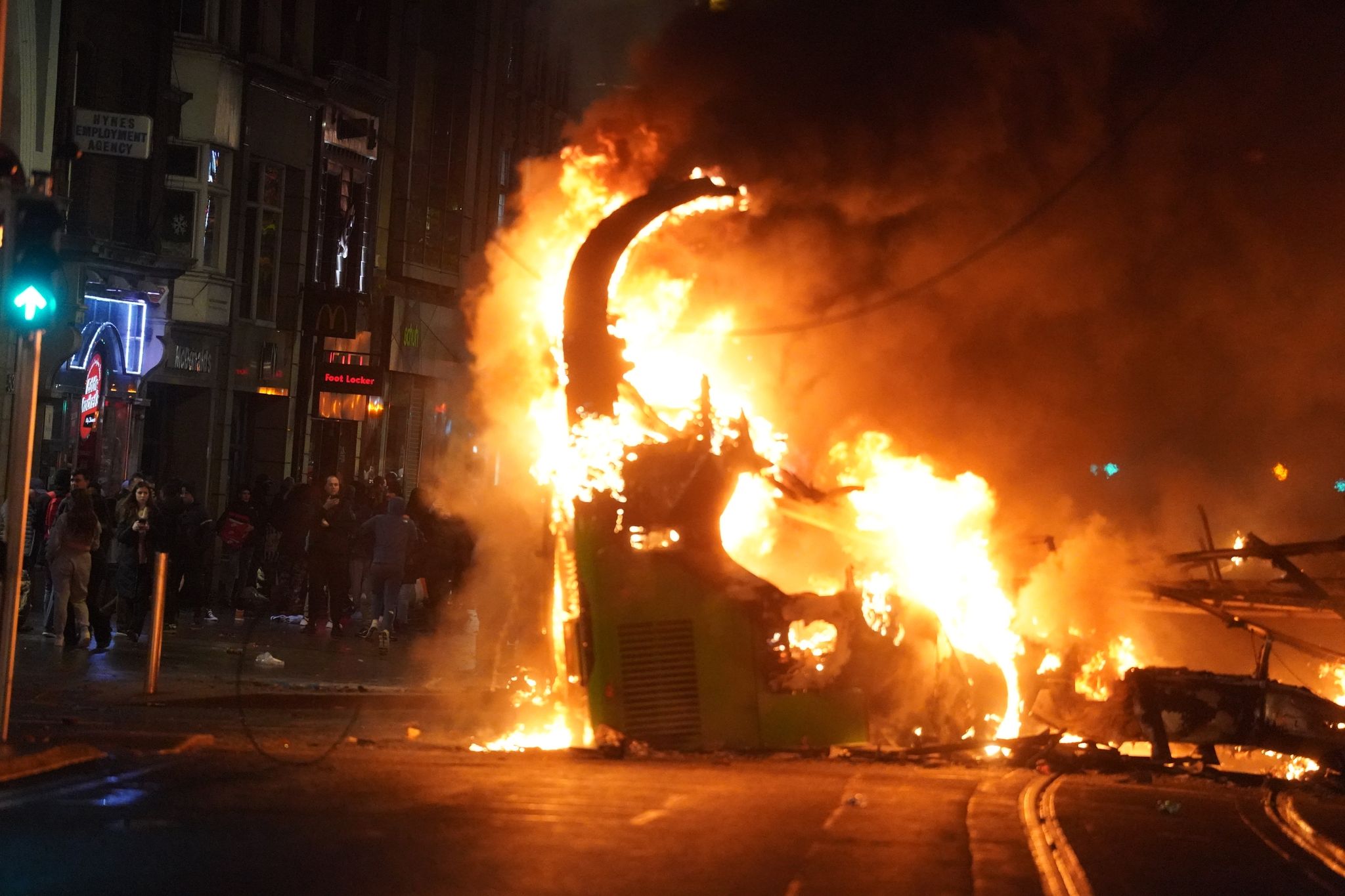 Ein Bus brennt im Stadtzentrum von Dublin, nachdem ein Mann bei einem Messerangriff auf  drei kleine Kinder und eine Frau verletzt hatte.