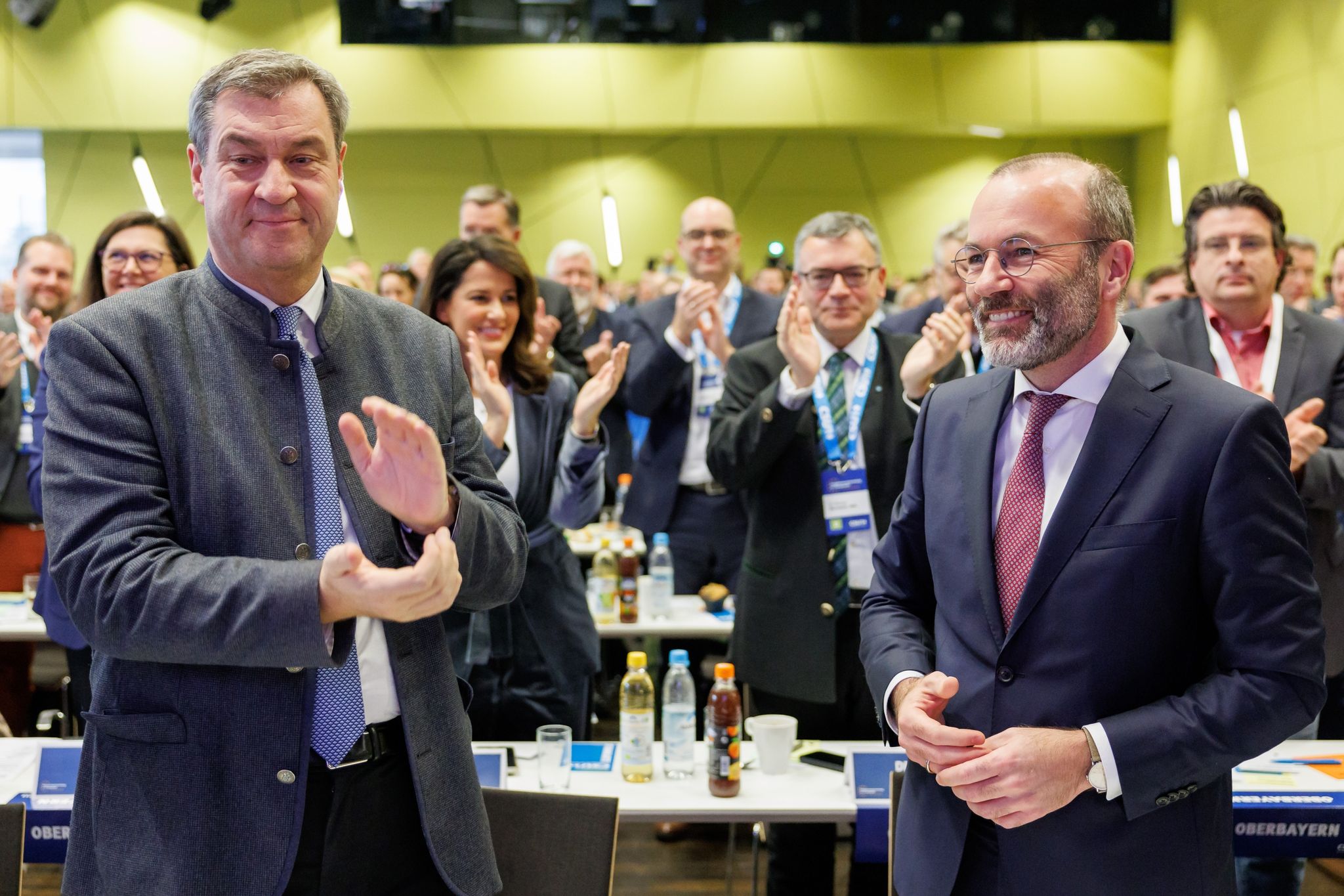 Manfred Weber steht neben Bayerns Ministerpräsident Markus Söder (CSU) bei der CSU-Delegiertenversammlung zur Europawahl in Nürnberg.