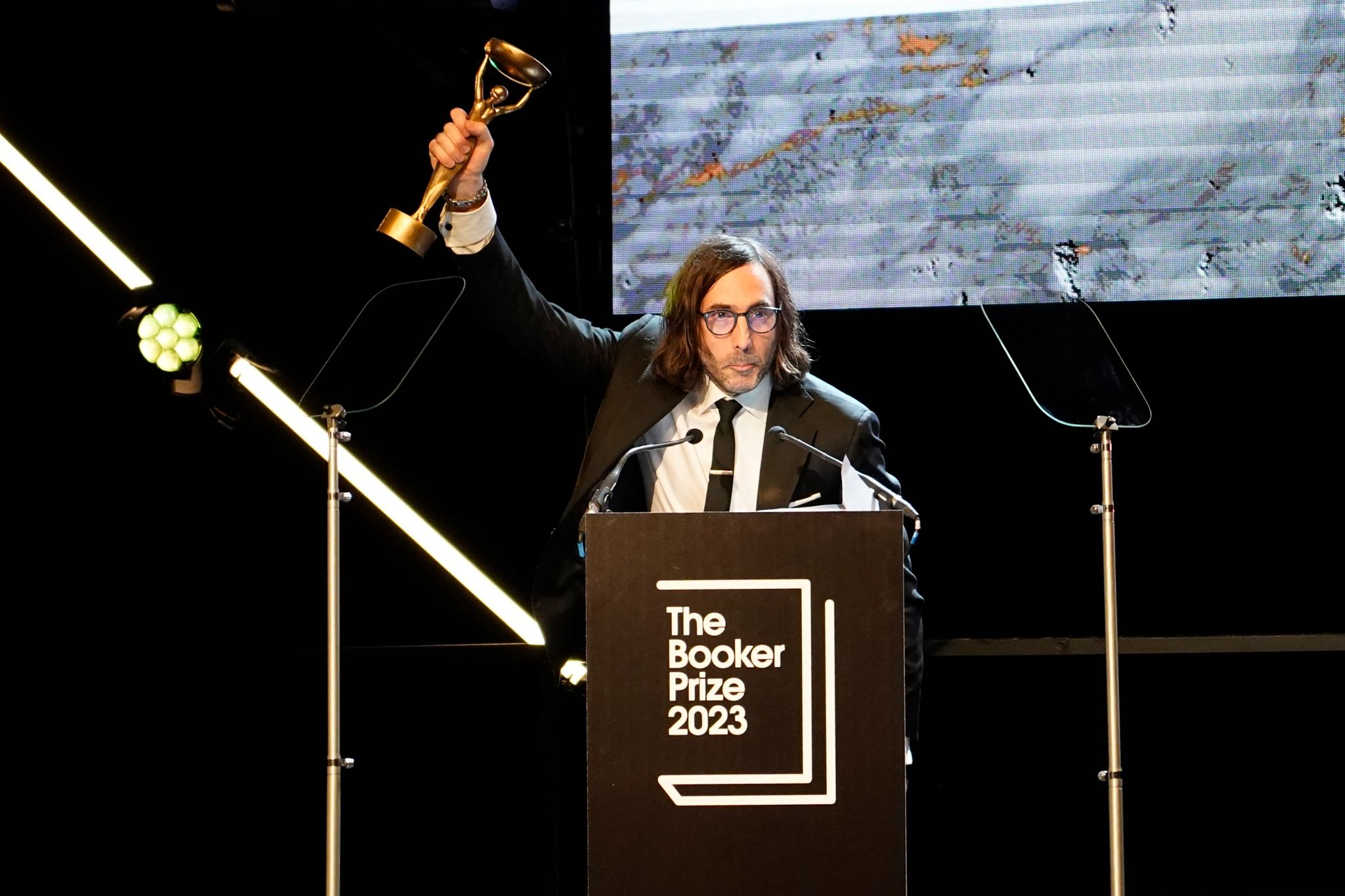 Paul Lynch, Gewinner des Booker Prize 2023, feiert kurz nach der Bekanntgabe auf der Bühne  in London.