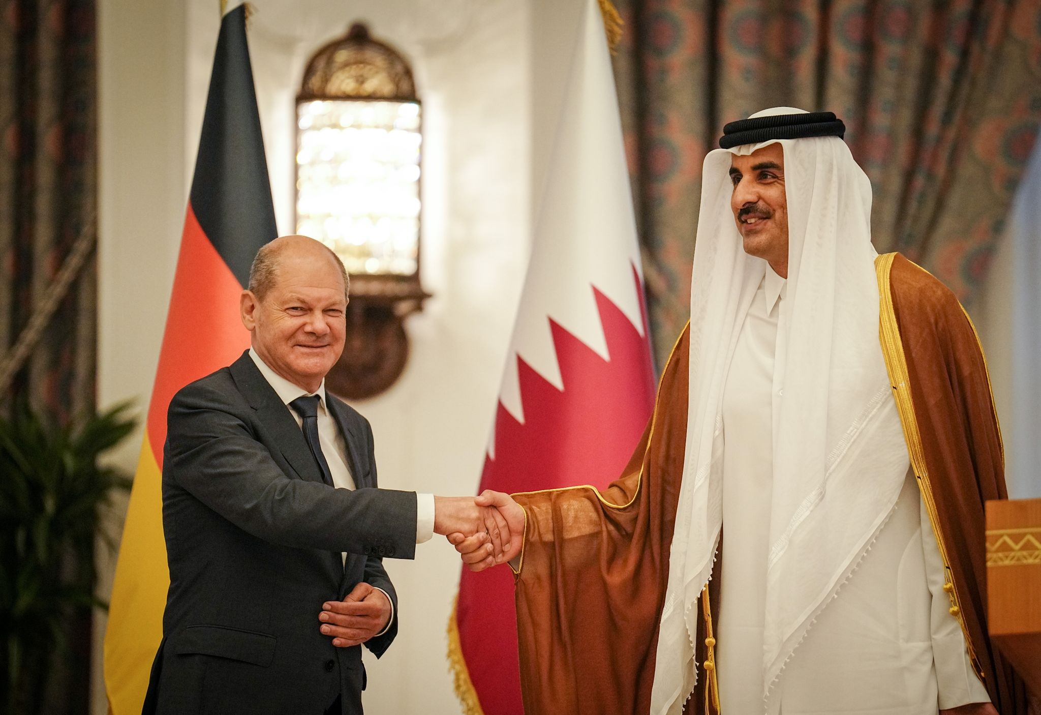 Handelspartner: Bundeskanzler Olaf Scholz und der Emir von Katar im September 2022 in Doha.
