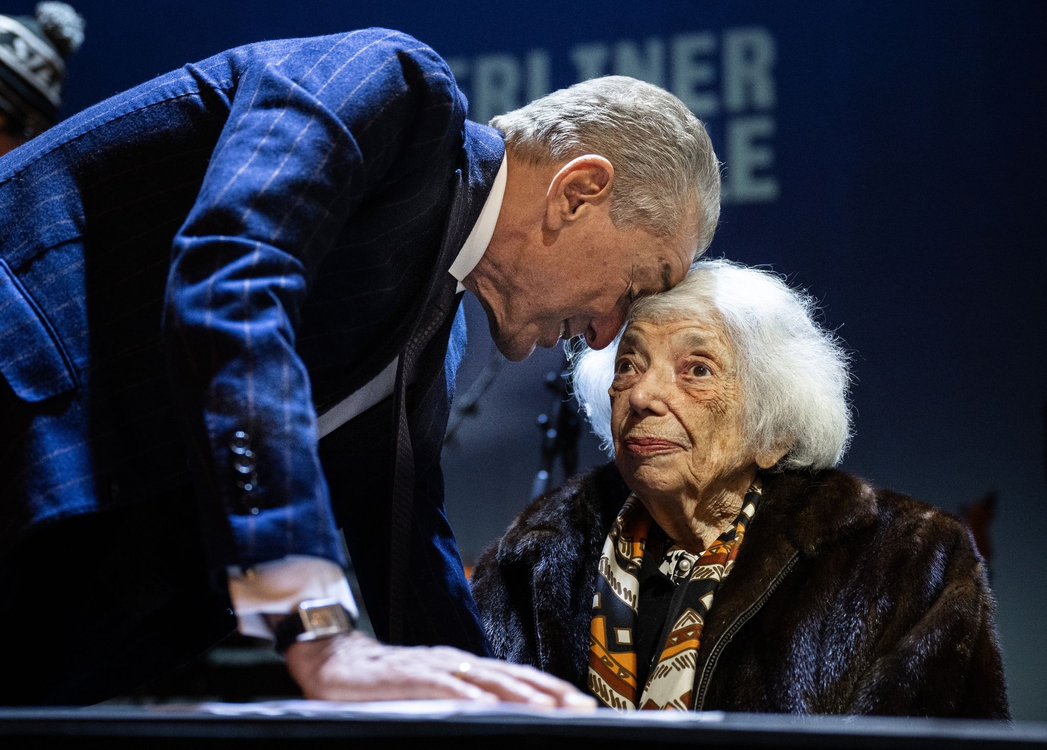 Der Publizist Michel Friedman und die Holocaust-Überlebende Margot Friedländer auf der Bühne in Berlin.