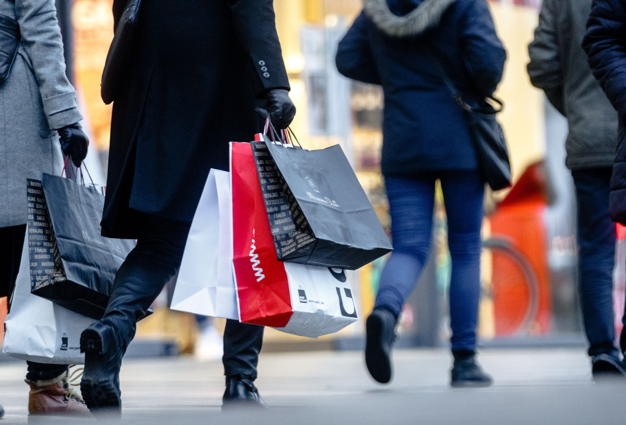 Die Prognose für das Konsumklima liegt für den Dezember bei minus 27,8 Punkten, ein Plus von 0,5 Punkten zum Vormonat.