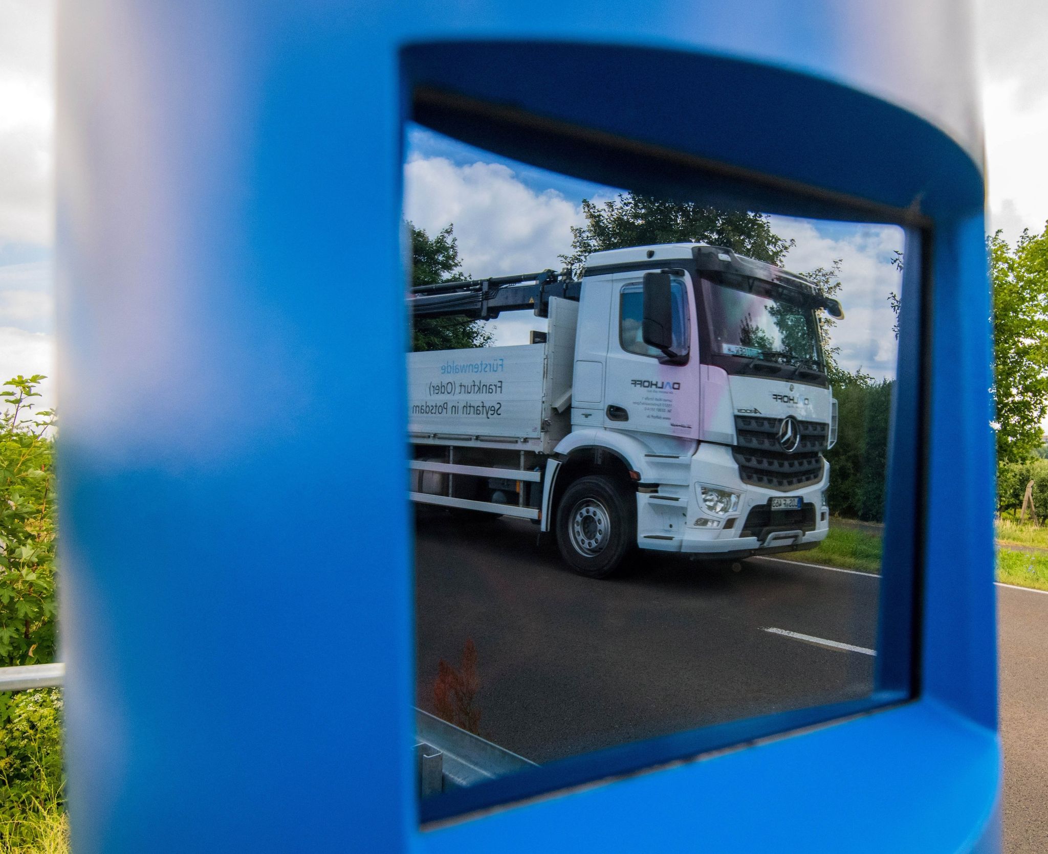 Ein Lastwagen fährt an einer Mautkontrollsäule vorbei. Zum 1. Dezember steigt die Lastwagenmaut auf deutschen Fernstraßen.