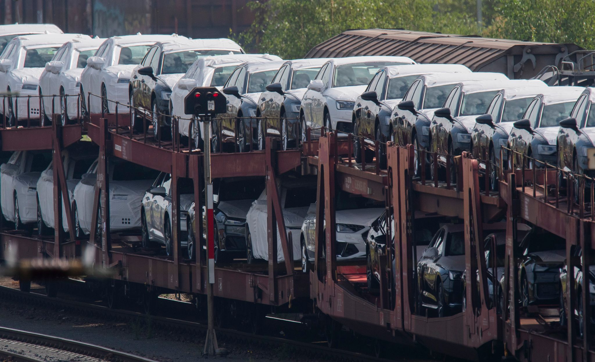 Neuwagen stehen auf einem Güterzug am Güterbahnhof in Seelze in der Region Hannover. Die Stimmung in der deutschen Autoindustrie hat sich im November weiter verschlechtert.