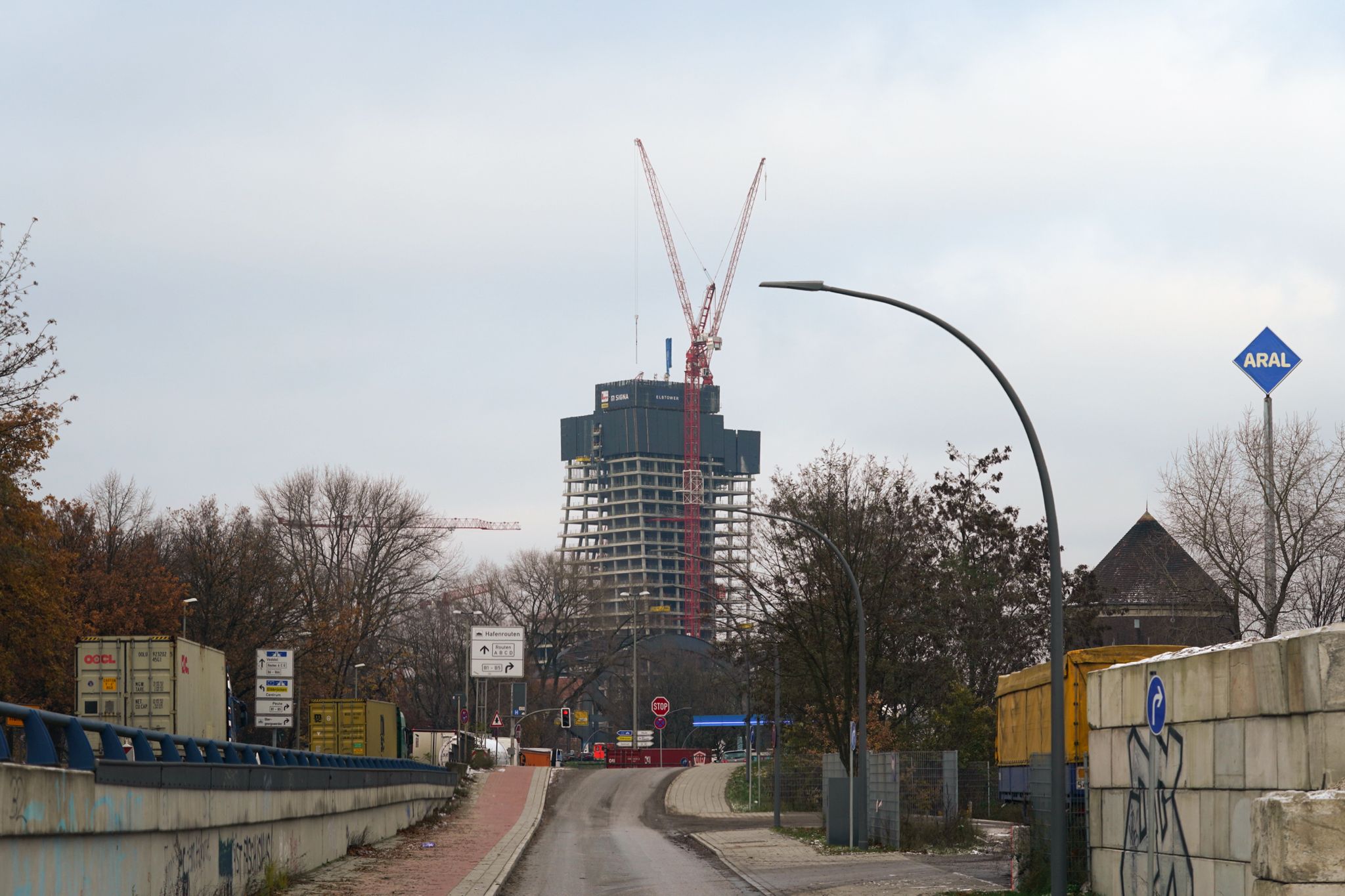 In Hamburg baut Signa den 245 Meter hohen Elbtower. Das Projekt steht derzeit still.