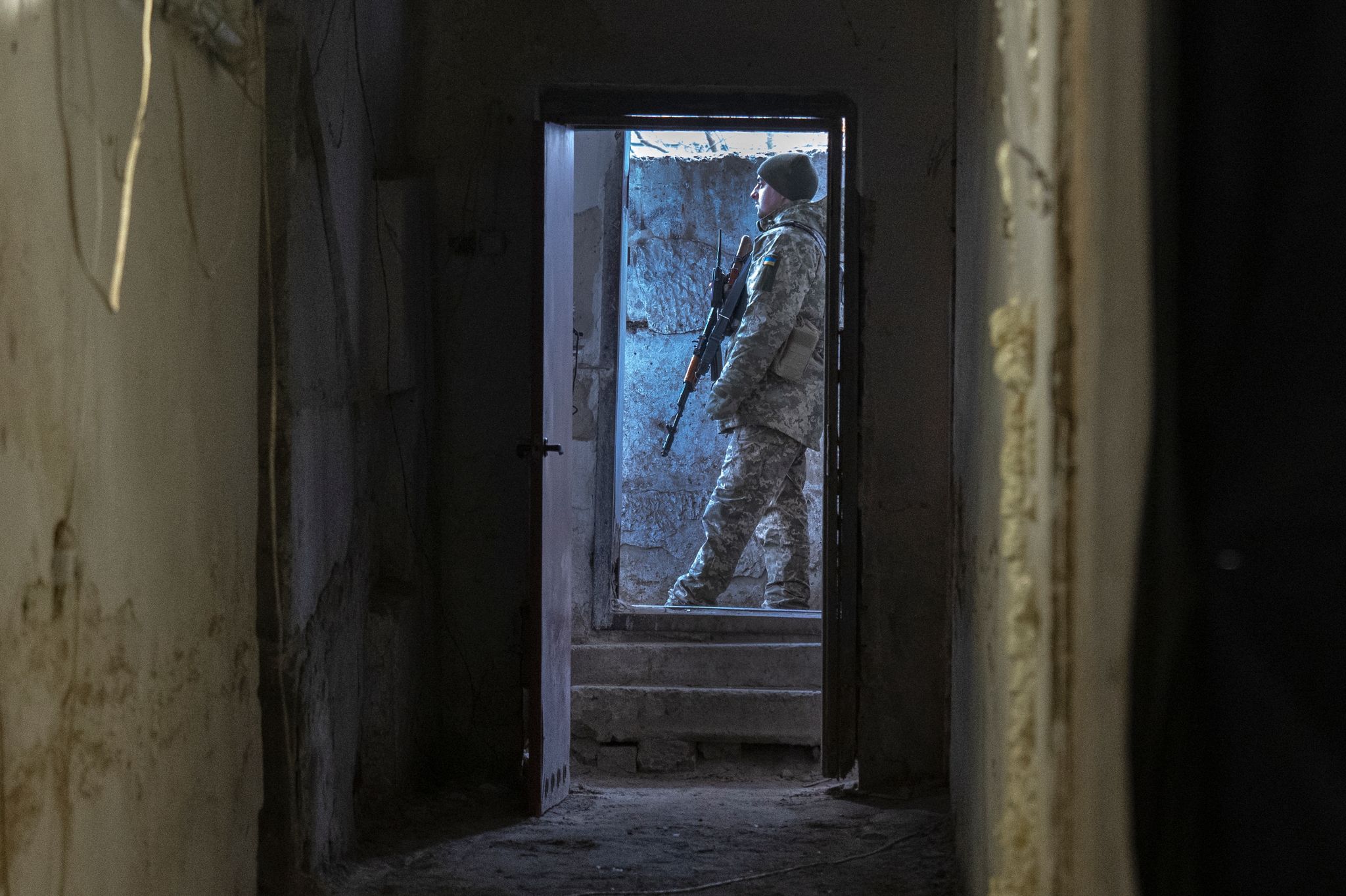 Ein ukrainischer Soldat steht vor einem Unterstand in der Frontstadt in der Region Charkiw.