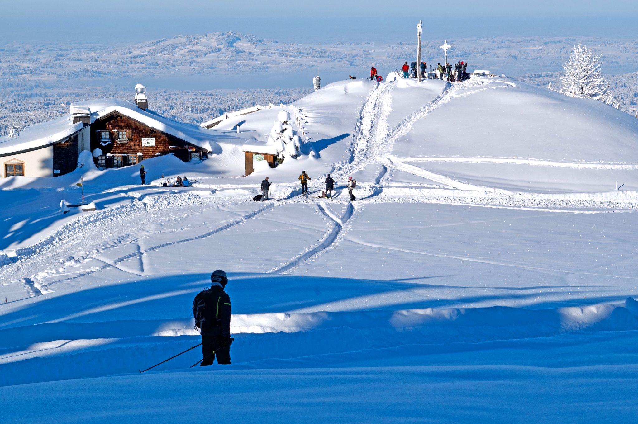 Das schöne Wetter lockt am Sonntag Wintersportler in Scharen in die Ammergauer Alpen in Bayern.