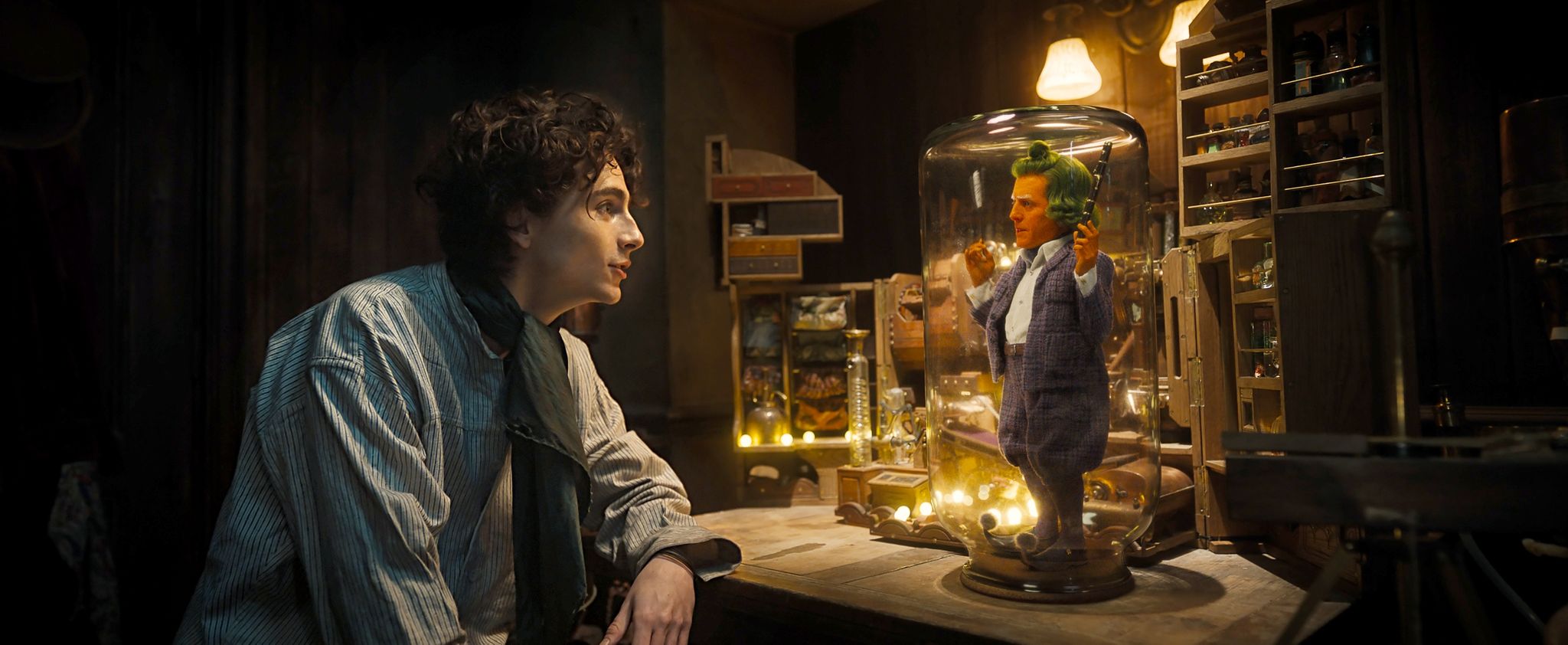 Timothée Chalamet (l) als Willy Wonka und Hugh Grant als Oompa Loompa in einer Szene des Films «Wonka».