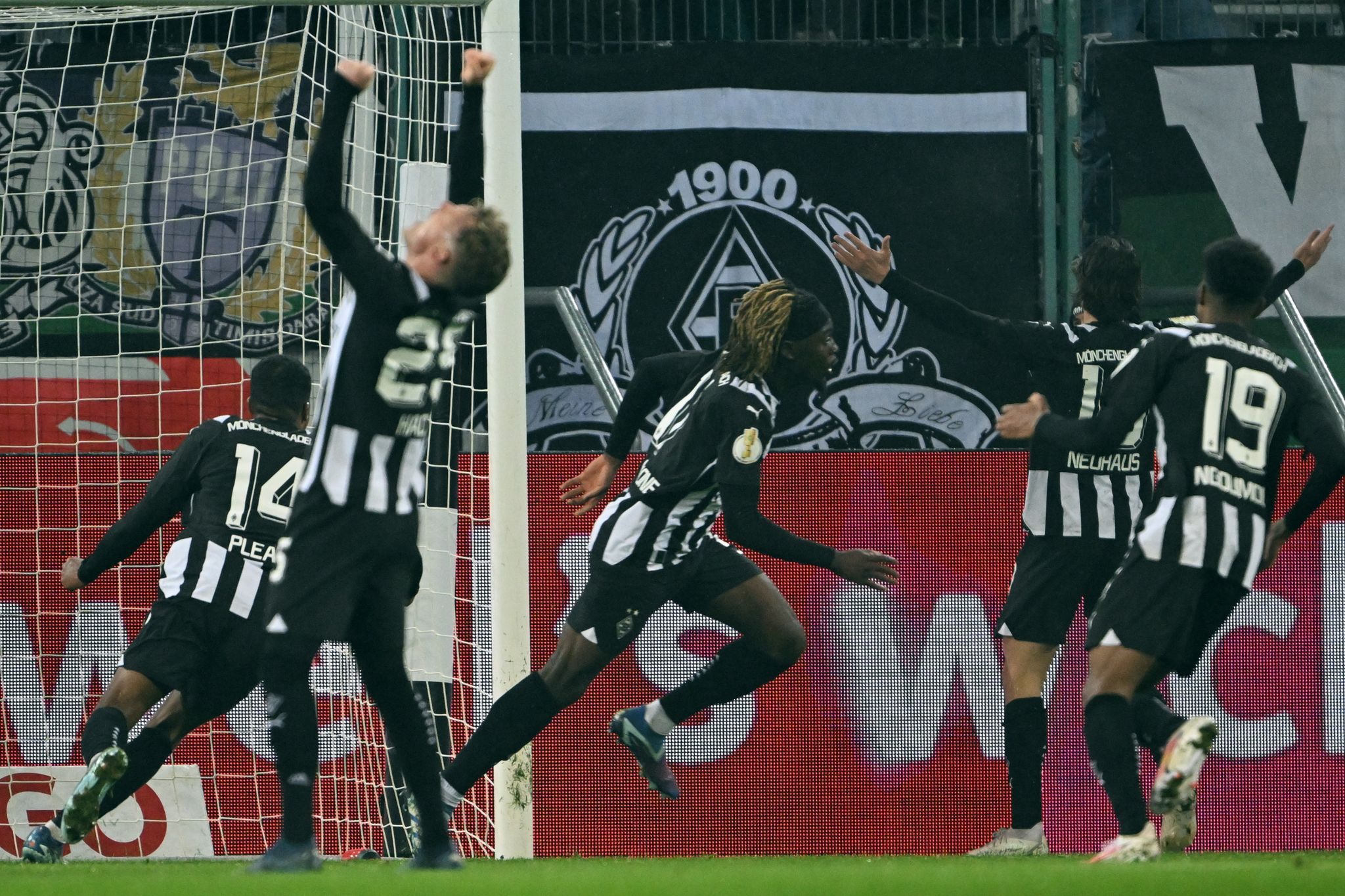 Die Spieler von Borussia Mönchengladbach setzten sich dank Manu Koné (M.) gegen Wolfsburg durch.