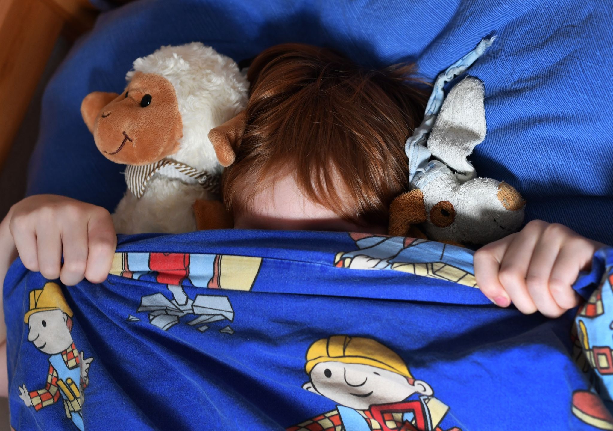 Manchmal fällt das Einschlafen schwer. Kinderärzte empfehlen Einschlafroutinen statt frei käuflicher Mittelchen.