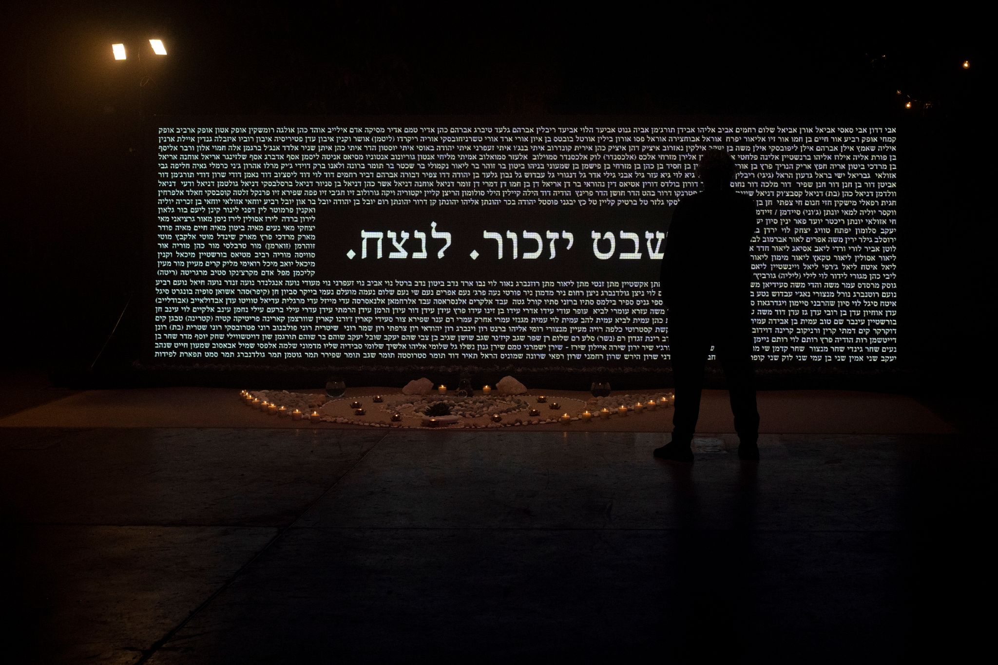 Tausende Namen: Eine Tafel in Tel Aviv erinnert an die Menschen, die bei dem Terrorangriff am 7. Oktober 2023 von der Hamas getötet wurden.