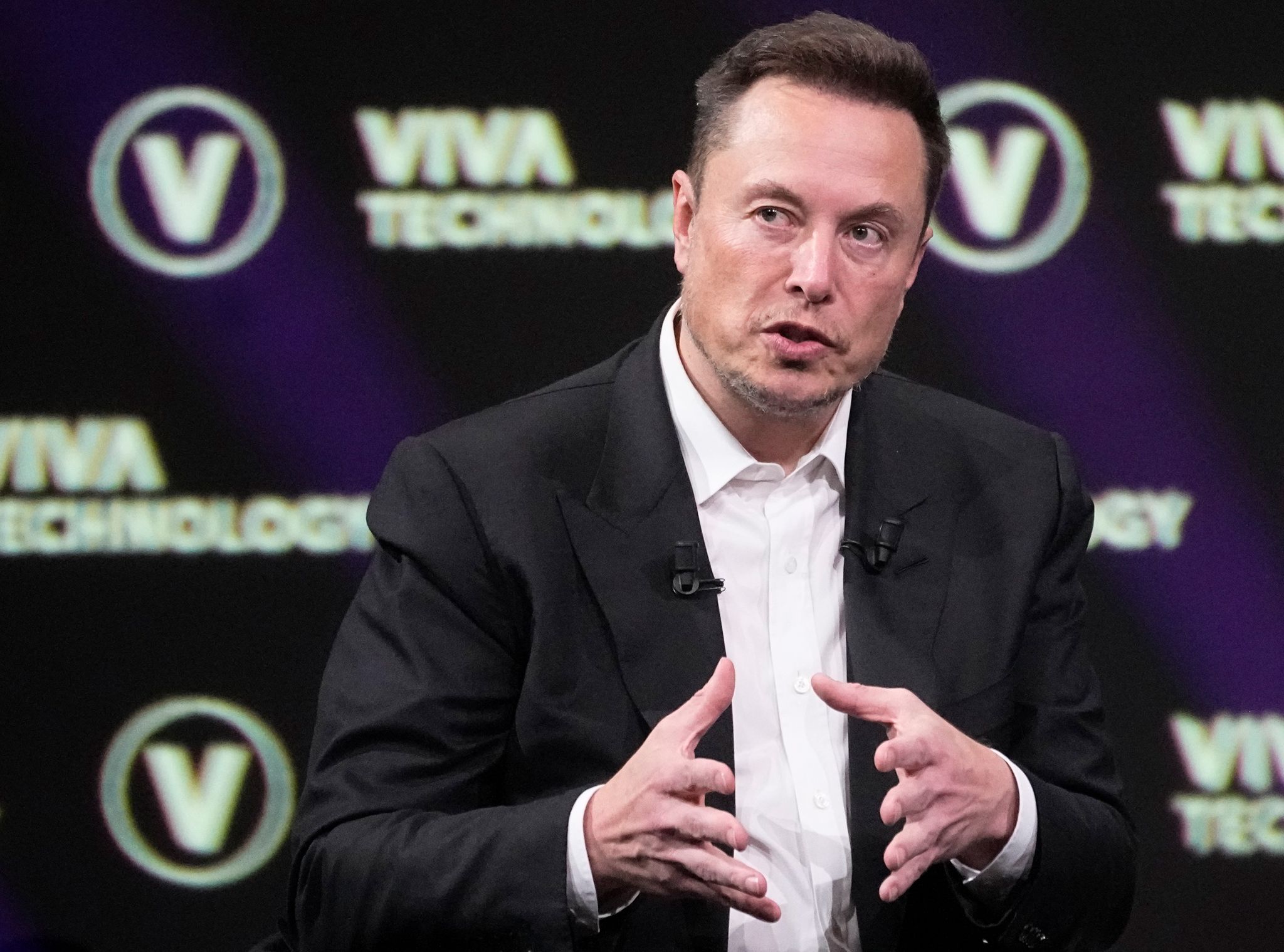 Elon Musk kaufte Twitter im Oktober 2022 und benannte die Plattform inzwischen in X um.