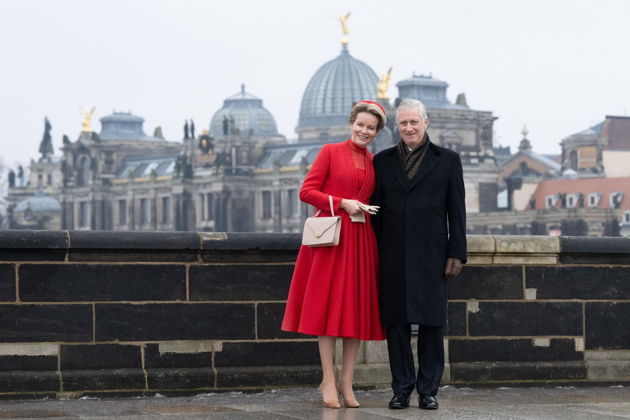 Königin Mathilde und König Philippe von Belgien stehen auf der Augustusbrücke vor der Kuppel der Kunstakedemie in Dresden.