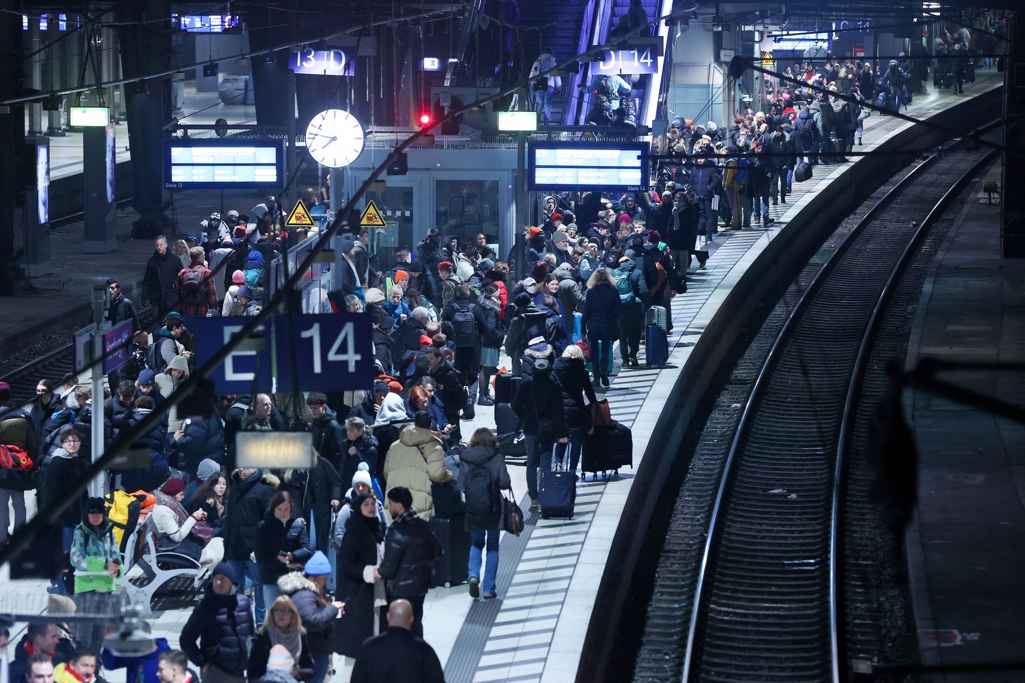 Viel los am Hamburger Hauptbahnhof nach Ende des Warnstreiks. Für das restliche Wochenende müssen sich Fahrgäste auf volle Züge einstellen.