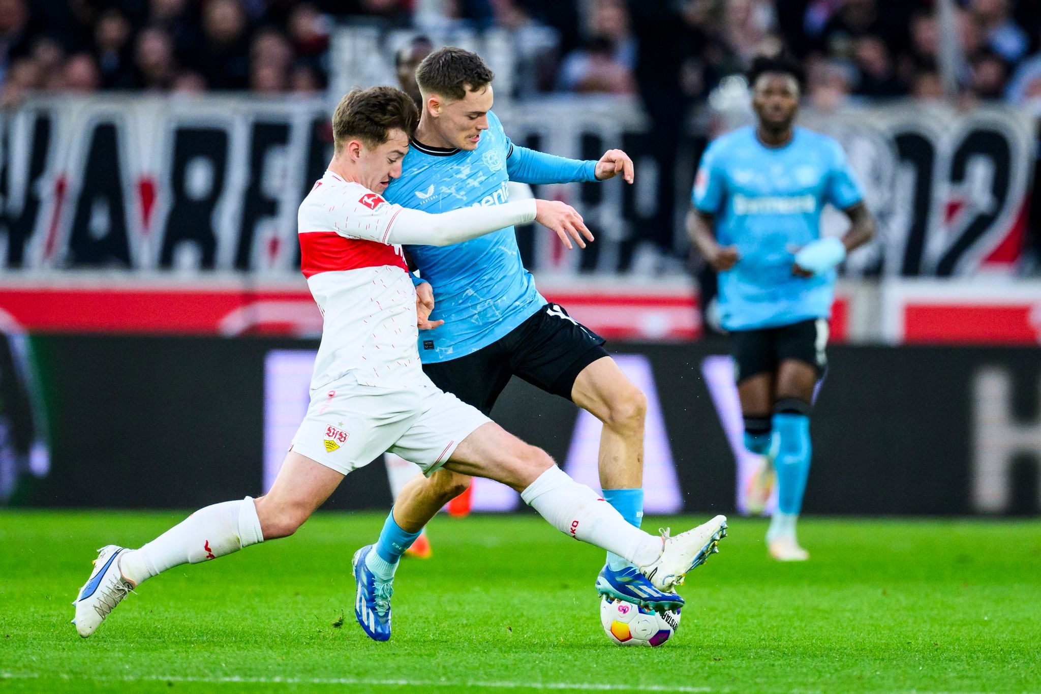 Florian Wirtz (r) und seine Leverkusener trennten sich von Angelo Stiller und dem VfB 1:1.