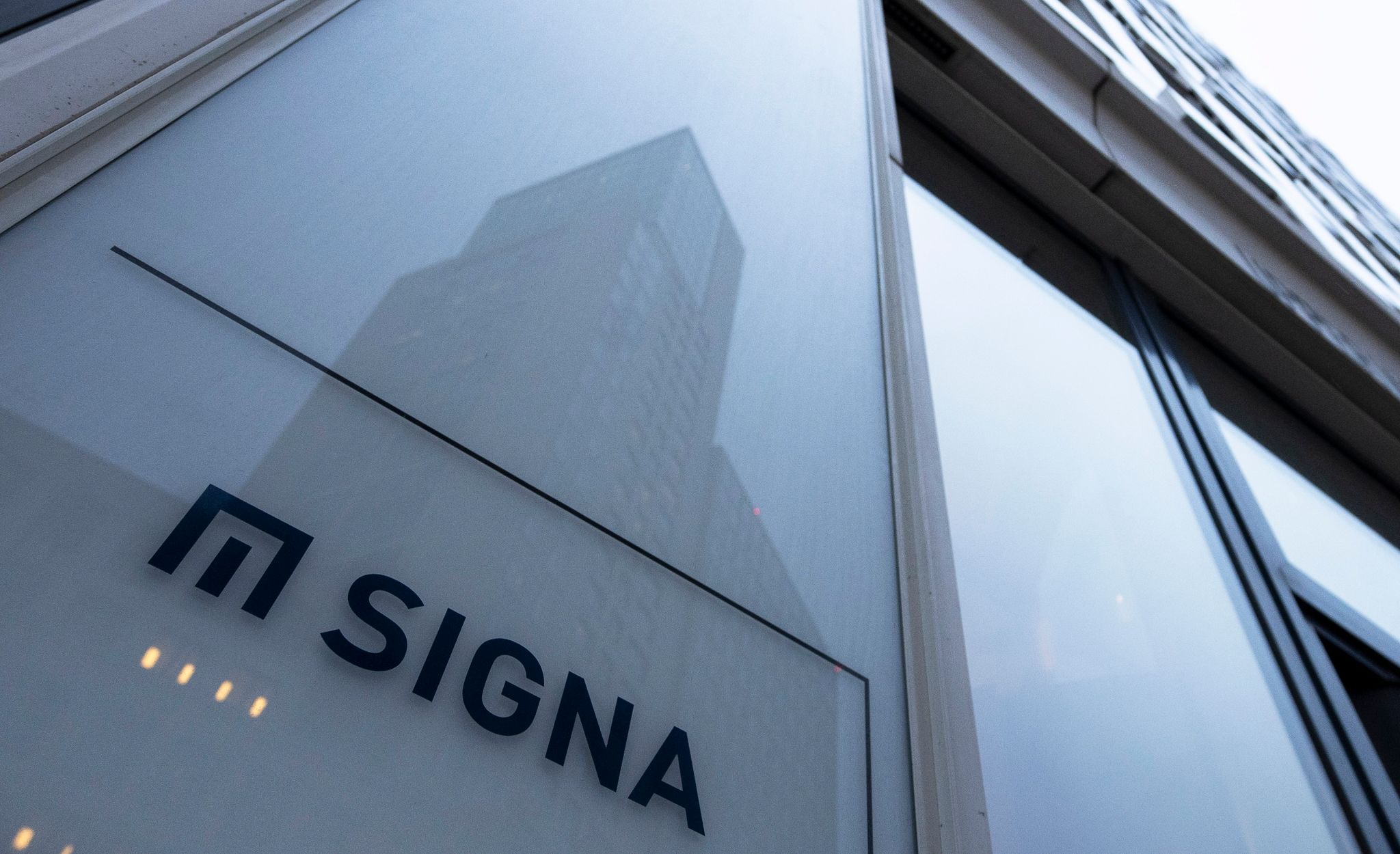 Der angeschlagene Immobilien- und Handelskonzern Signa hat einen seiner Manager entlassen.