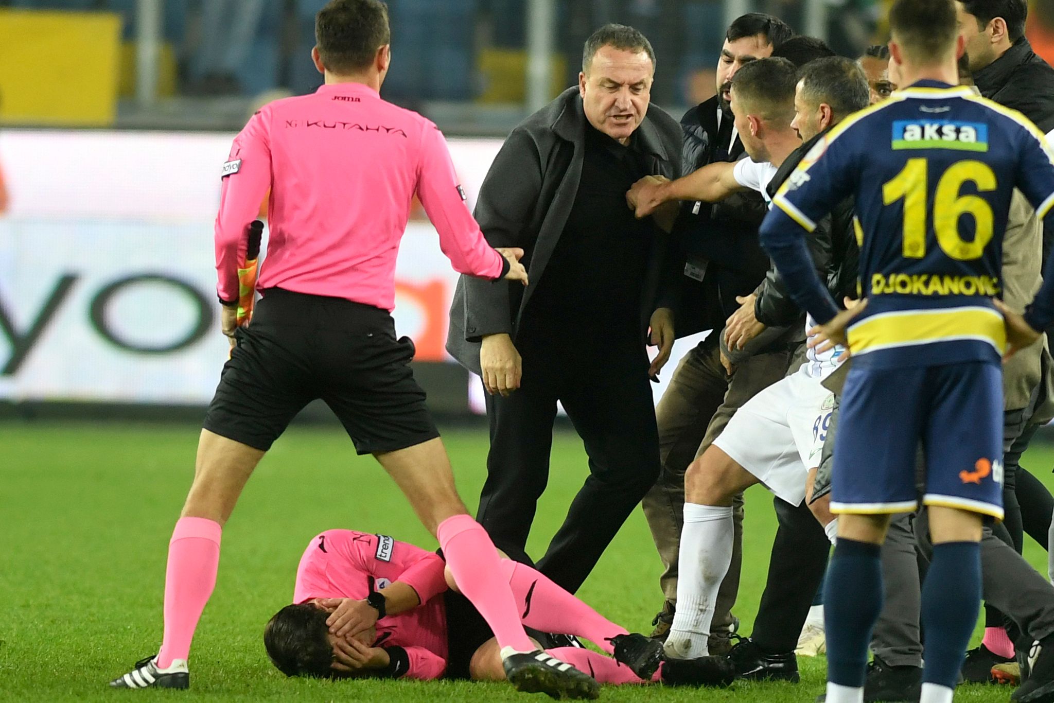 Ankaragücüs Club-Chef Faruk Koca (3.v.l.) brachte den Schiedsrichter Halil Umut Meler mit einem Faustschlag zu Boden.