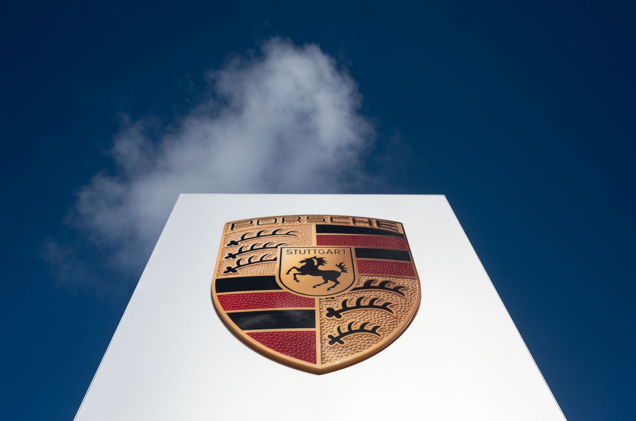 Ein Sprecher des Unternehmens sagte, ein befristetes Arbeitsverhältnis könne eine Chance sein, um bei Porsche zu einer Festanstellung zu kommen.