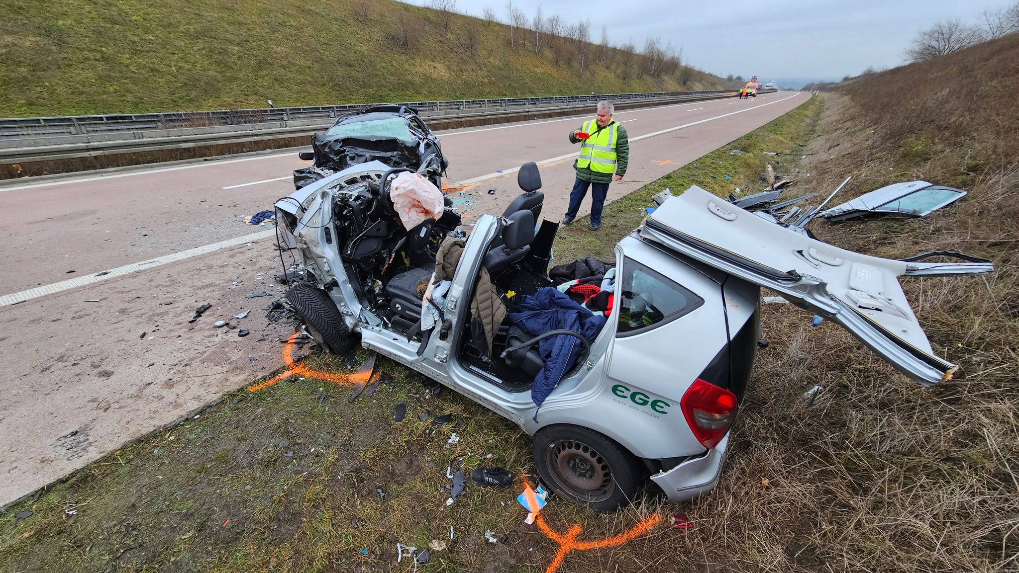 Zerstörte Fahrzeuge stehen auf der Autobahn A38 nach dem Geisterfahrerunfall mit mehreren Toten.