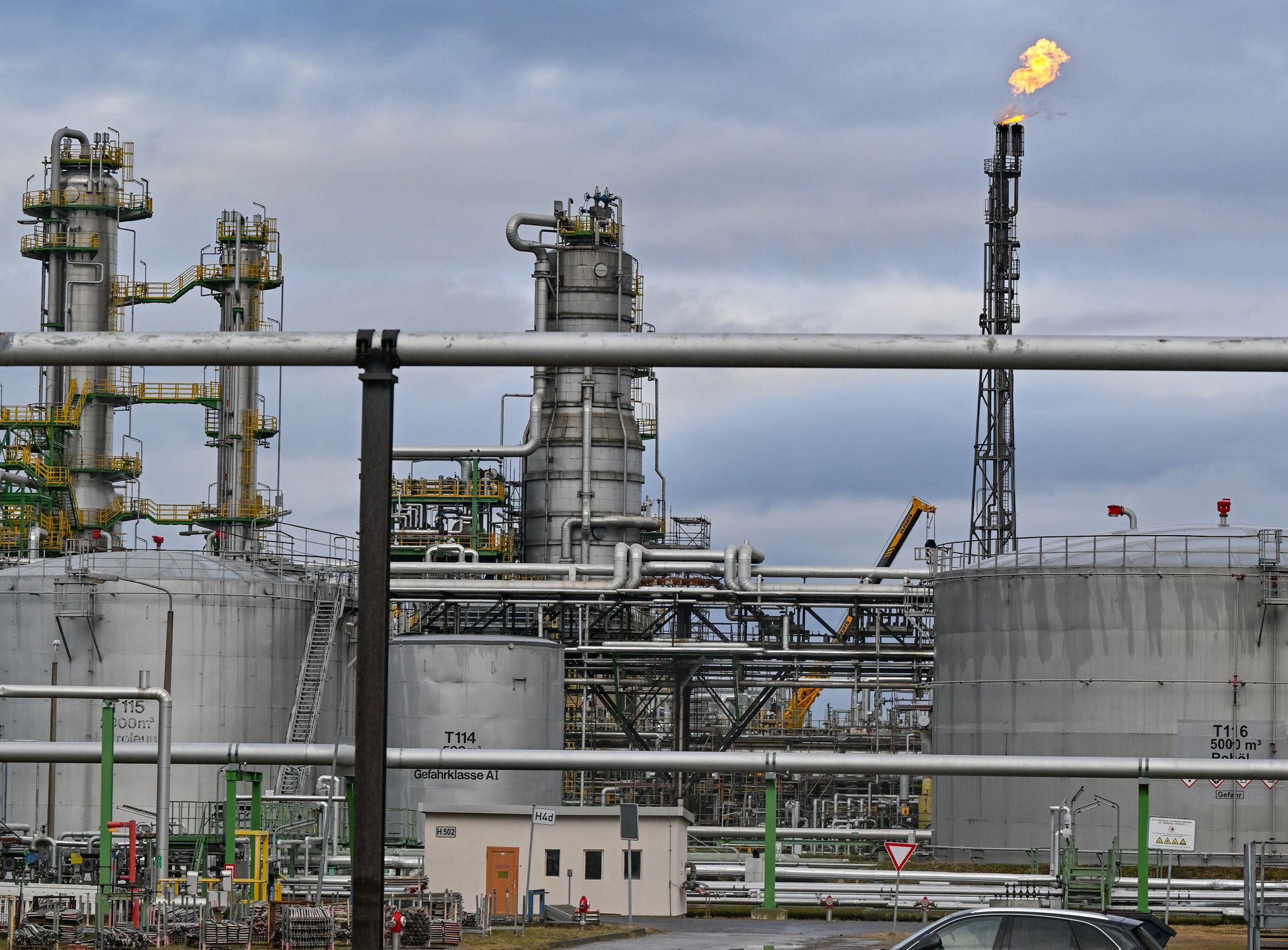 Verschiedene Anlagen der Rohölverarbeitung auf dem Gelände der PCK-Raffinerie GmbH. Der Energiekonzern Shell will seinen Anteil von 37,5 Prozent an der ostdeutschen Großraffinerie PCK Schwedt an die britische Prax-Gruppe verkaufen.