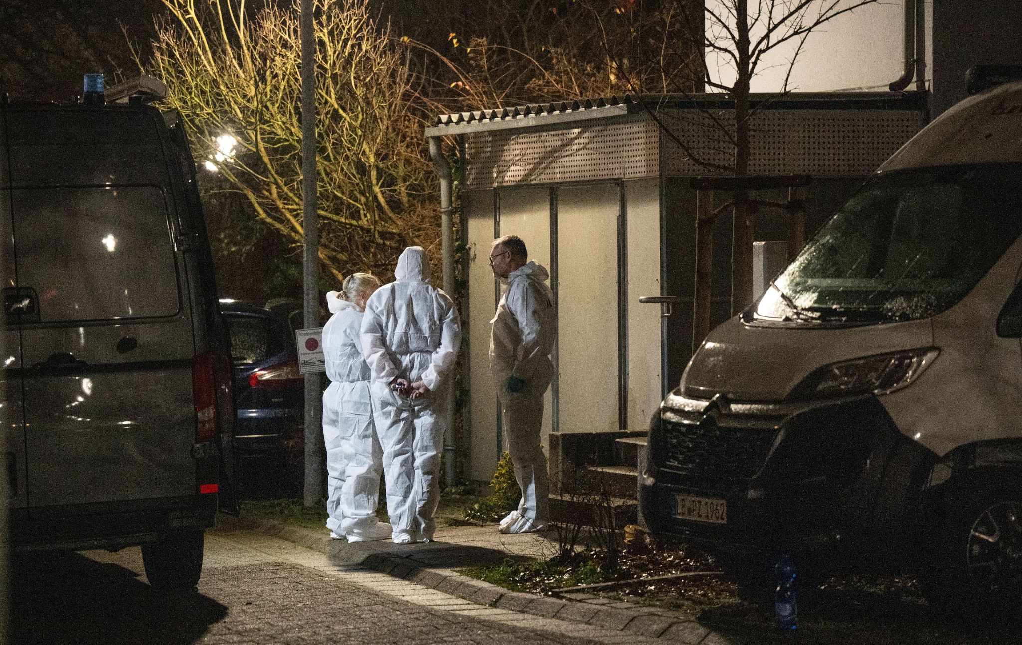 Spurensicherer der Polizei an einem Fundort von zwei Leichen in  Bietigheim-Bissingen.