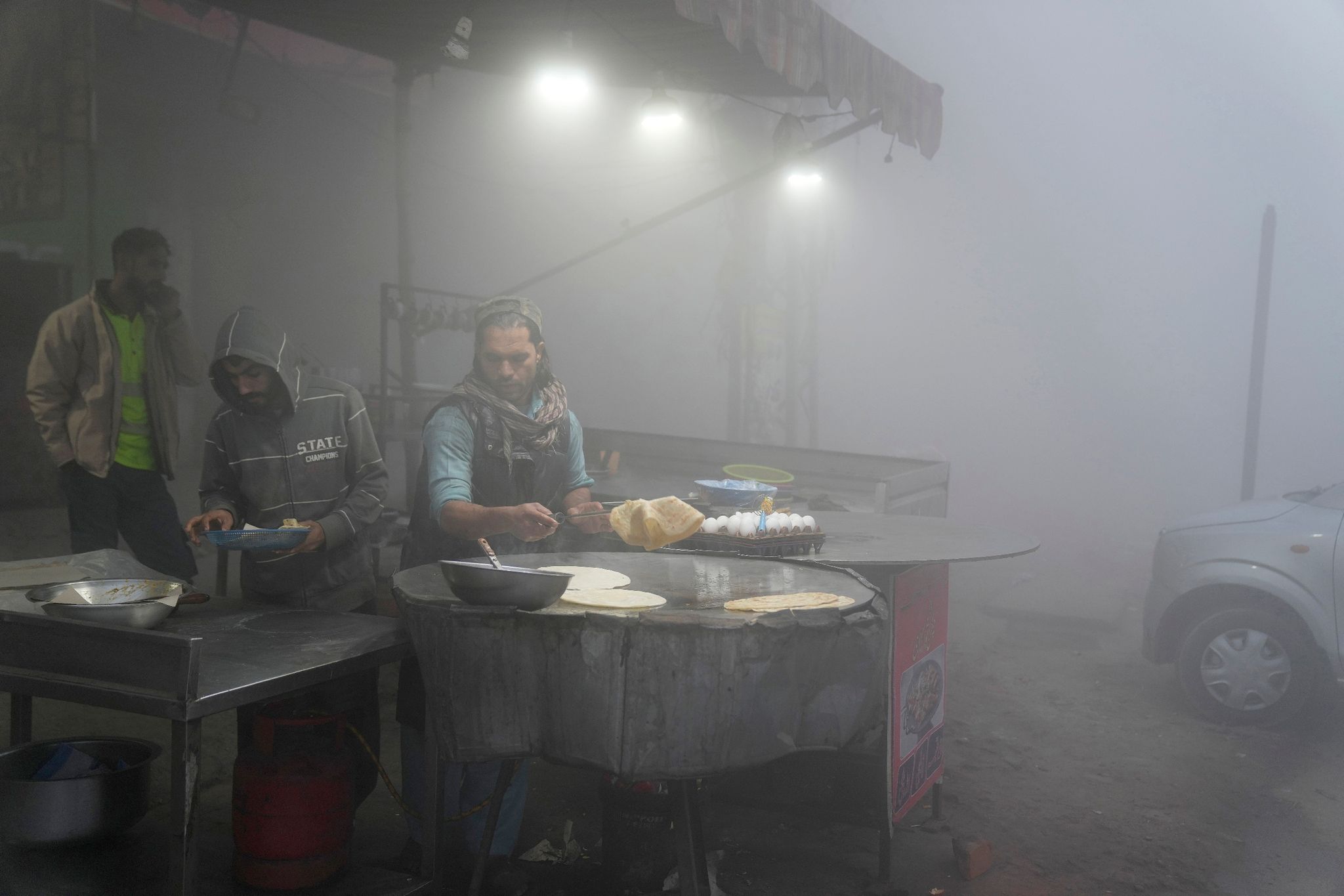 Sehr schlechte Luft: Ein Verkäufer im pakistanischen Lahore.