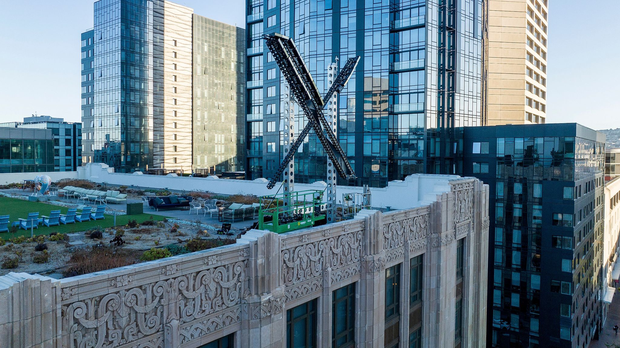 Ein "X"-Schild steht auf dem Hauptsitz des Unternehmens in der Innenstadt von San Francisco.