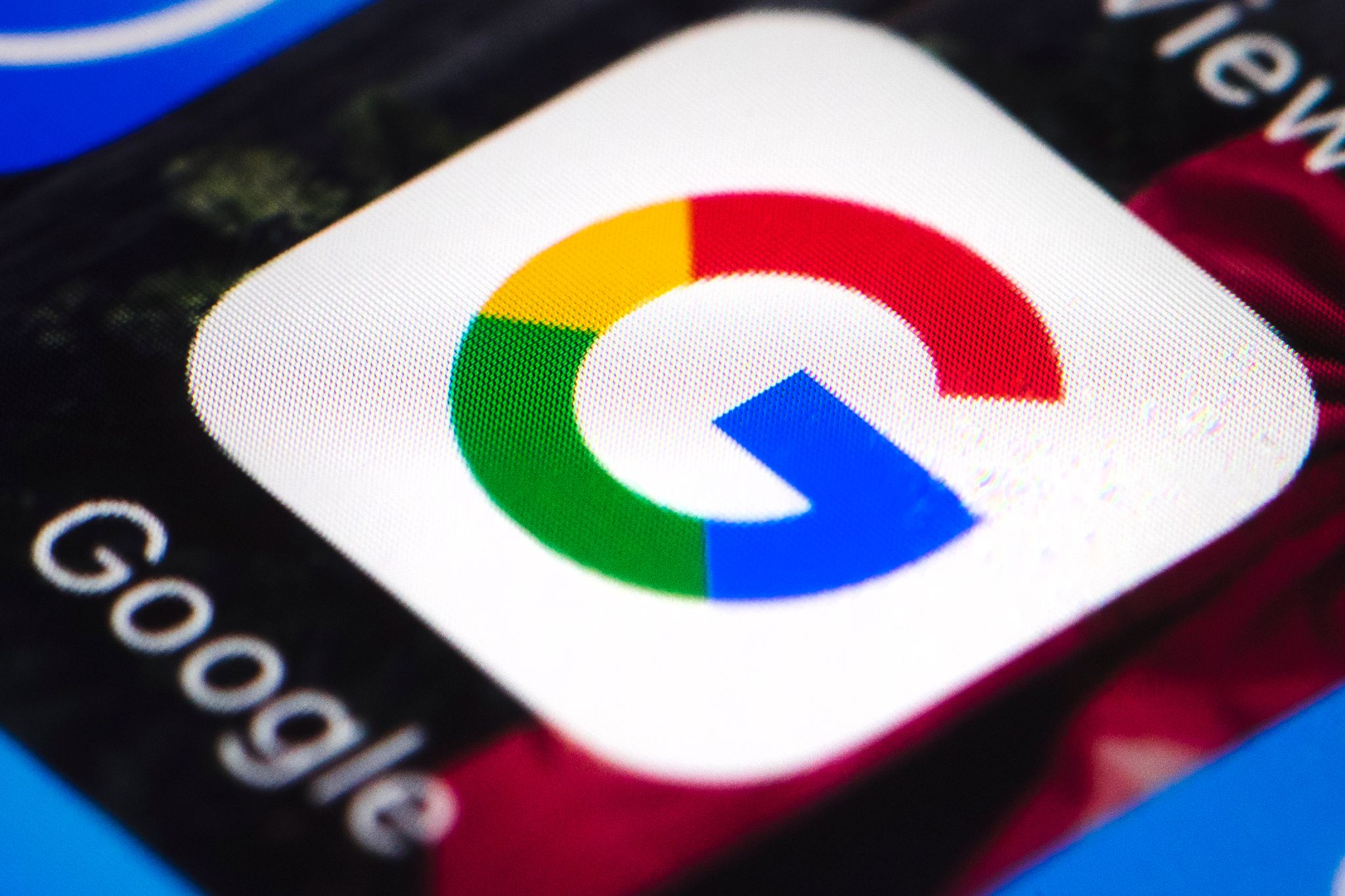 Das Google-Logo auf einem Smartphone. Google will in den USA nach einem App-Store-Vergleich Millionen zahlen.