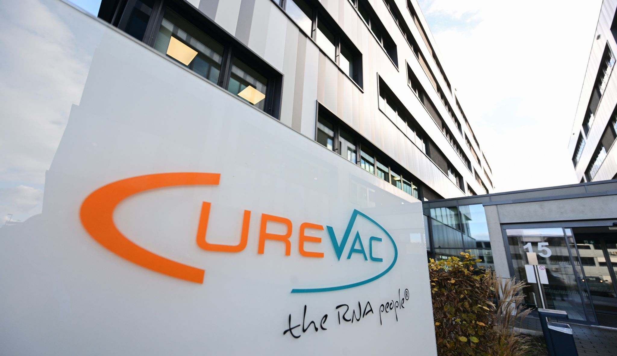 Das Logo des Biotechnologieunternehmens Curevac in Tübingen: Das Bundespatentgericht hat ein grundlegendes Corona-Impfstoffpatent des Tübinger Pharmaunternehmens Curevac für nichtig erklärt.