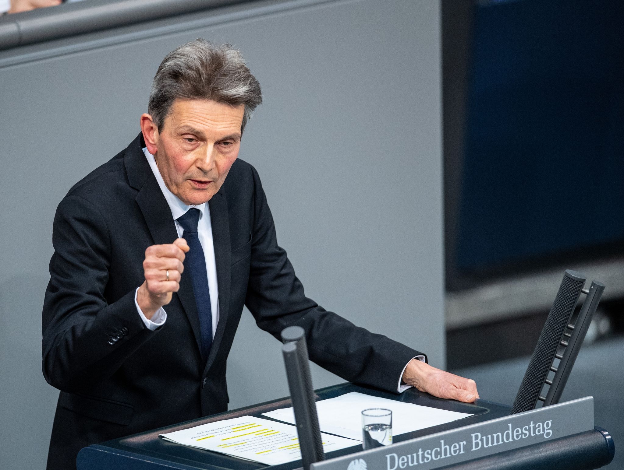 SPD-Fraktionschef Rolf Mützenich warnt wegen der Einsparungen vor einer Spaltung der Gesellschaft.