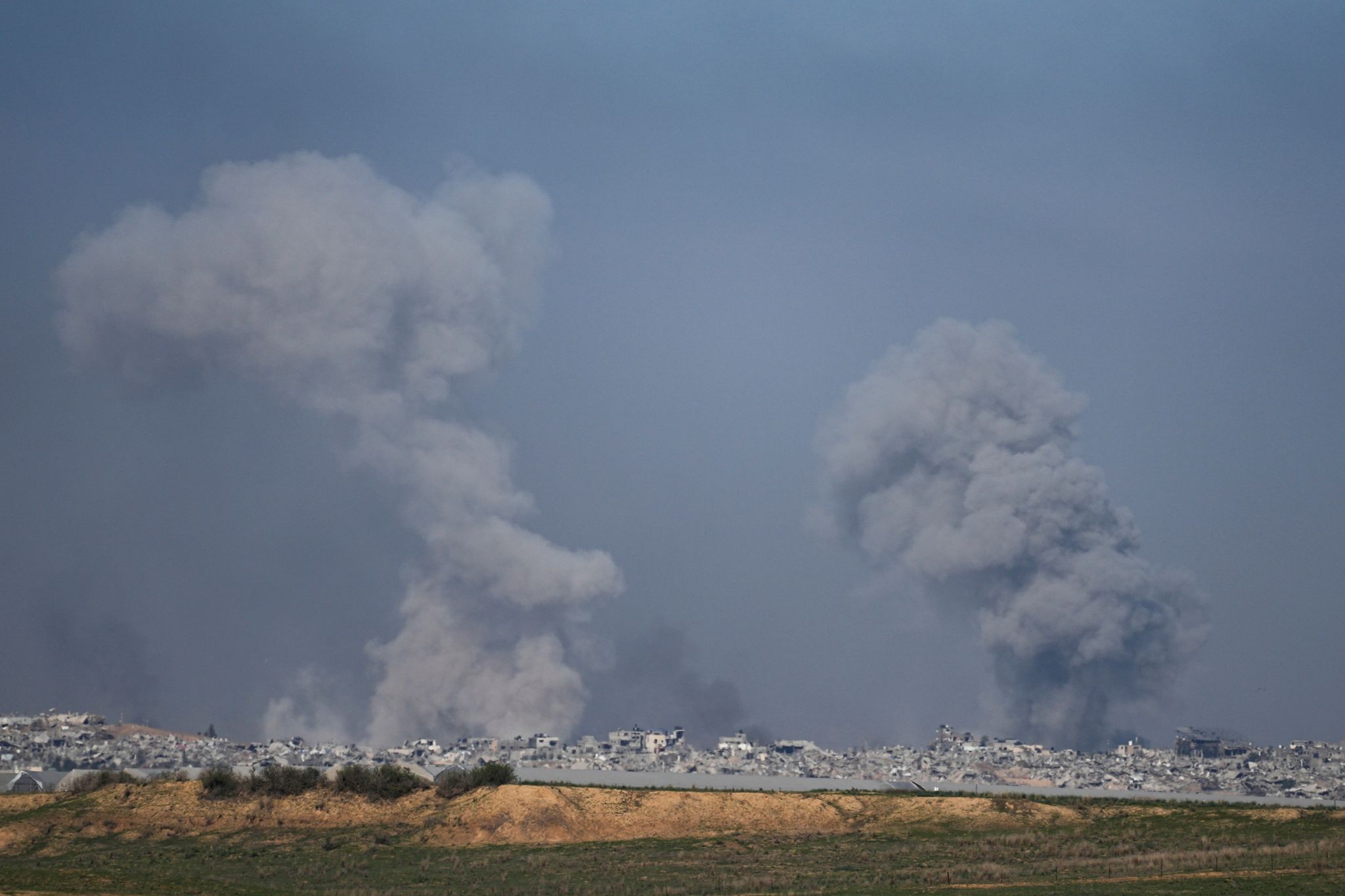 Rauch steigt nach einem israelischen Bombardement im Gazastreifen auf.