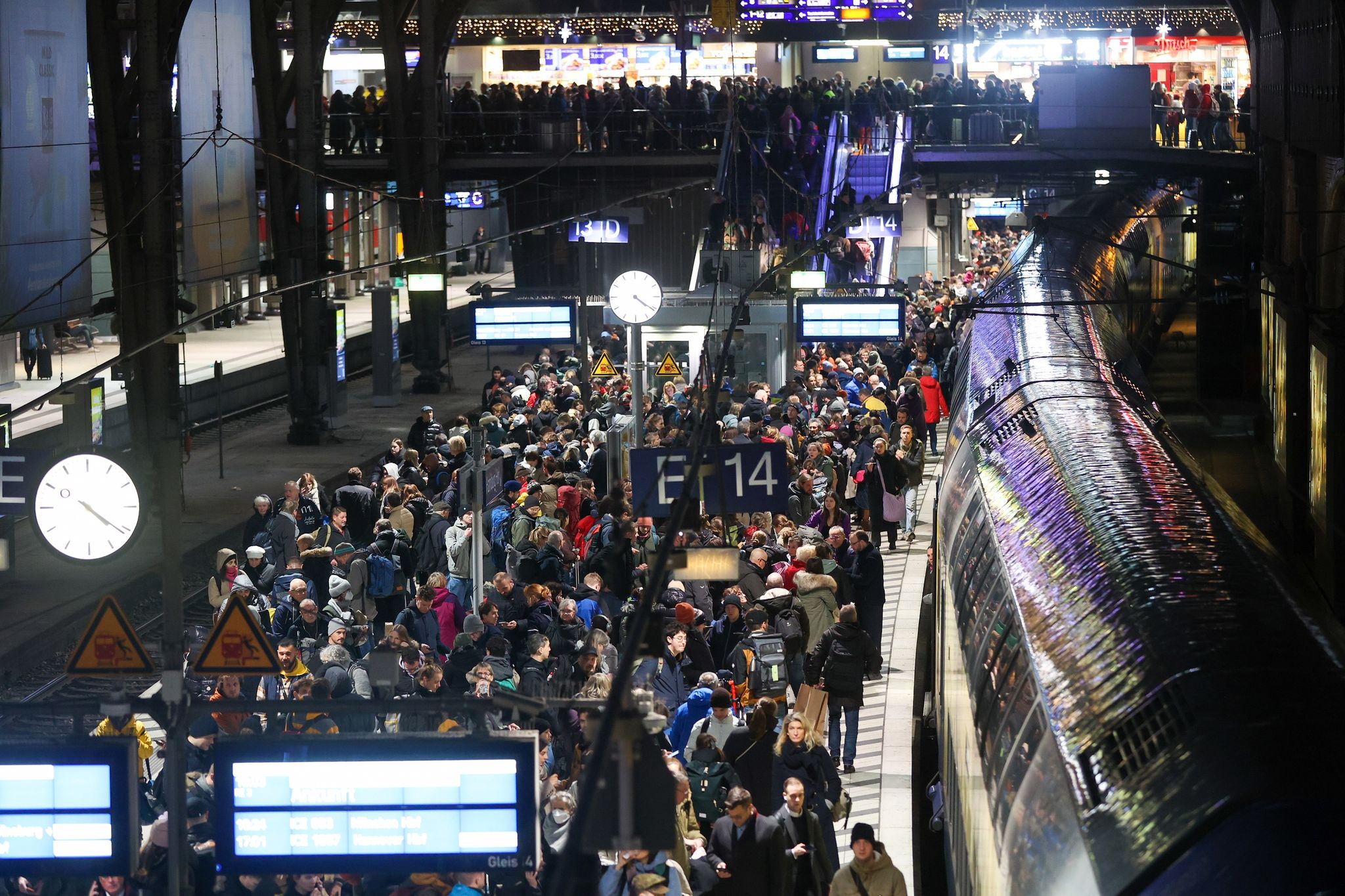 Volle Bahnsteige auf dem Hamburg Hauptbahnhof: Sturmtief «Zoltan» sorgt im Fernverkehr der DB für Ausfälle und Verspätungen.
