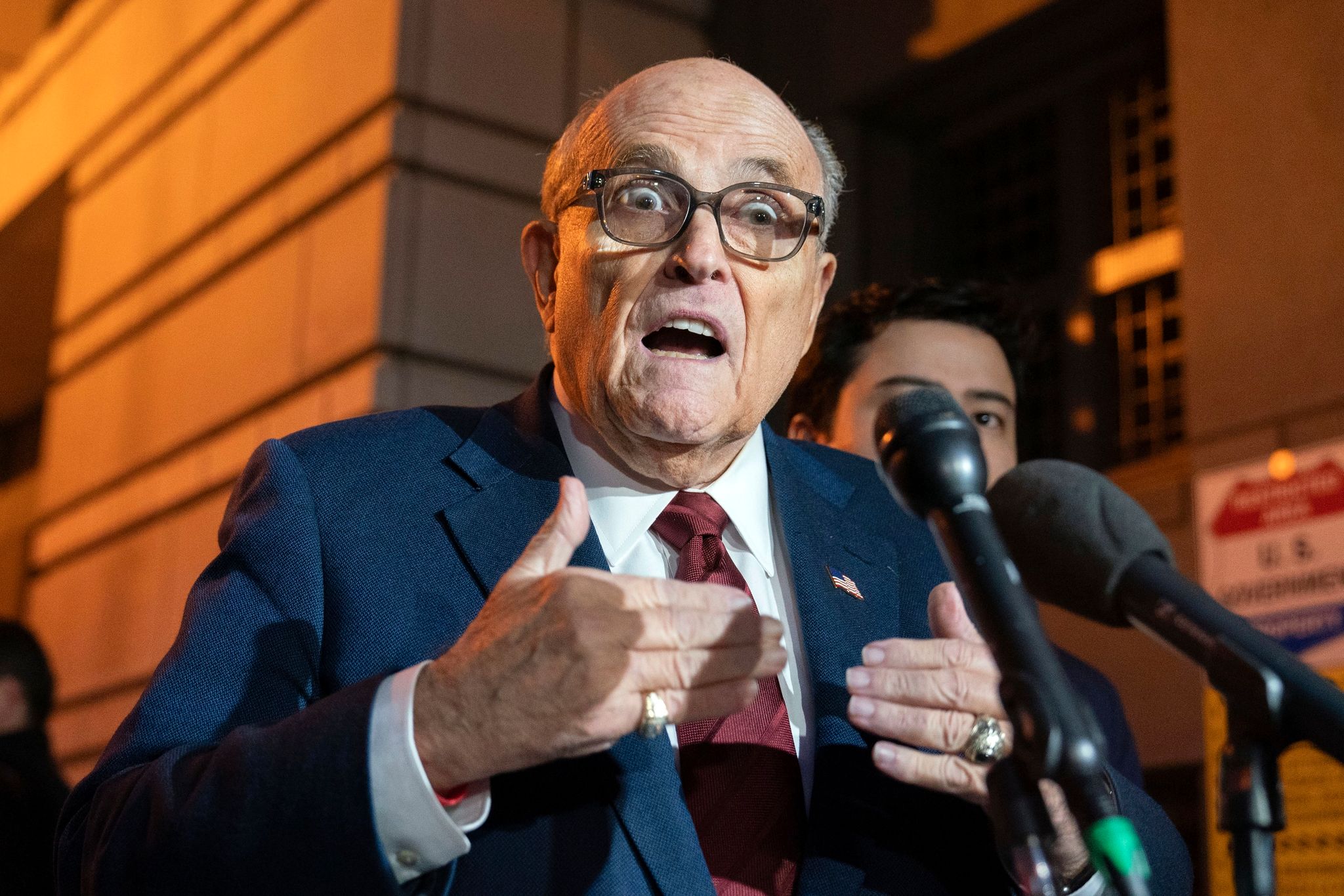 Rudy Giuliani muss zwei ehemaligen Wahlhelferinnen knapp 150 Millionen Dollar Schadenersatz zahlen.