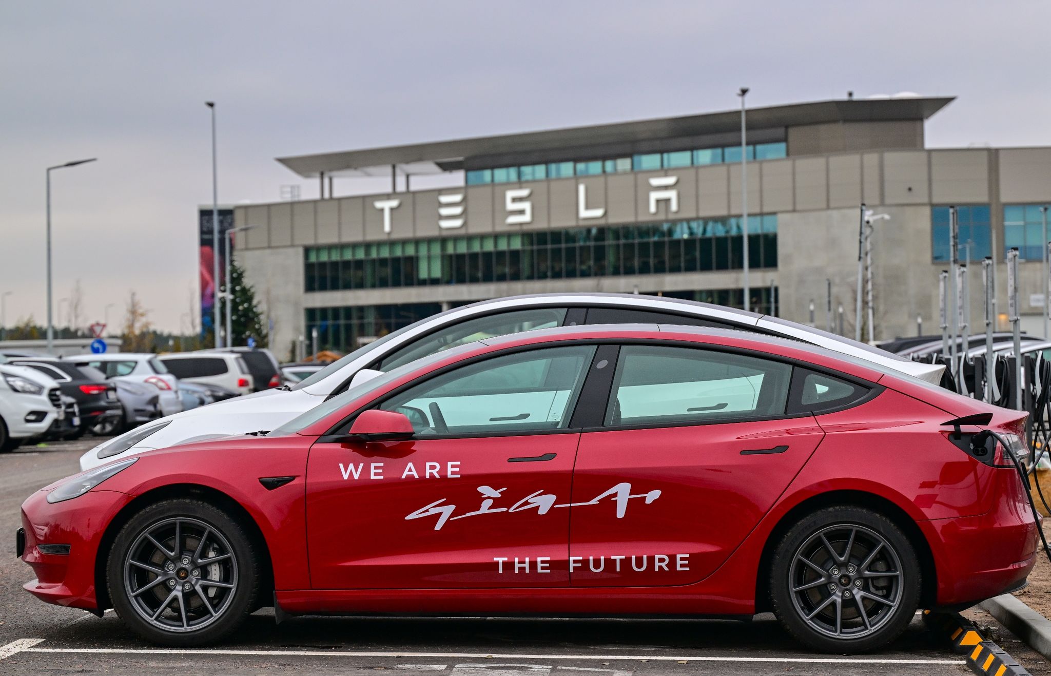 Tesla kritisiert das Aus der Kaufprämie für E-Autos durch den Bund.