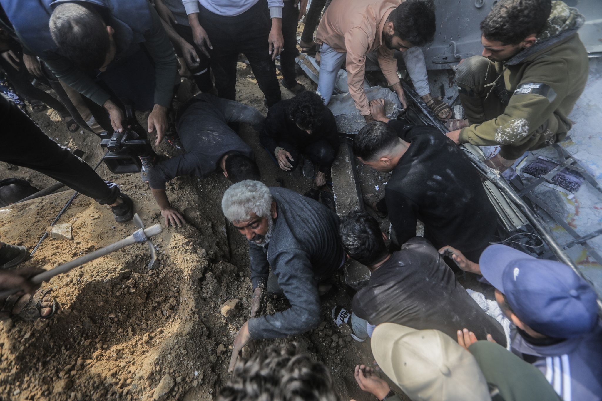 Nach einem israelischen Angriff suchen Palästinenser in Rafah nach Überlebenden.