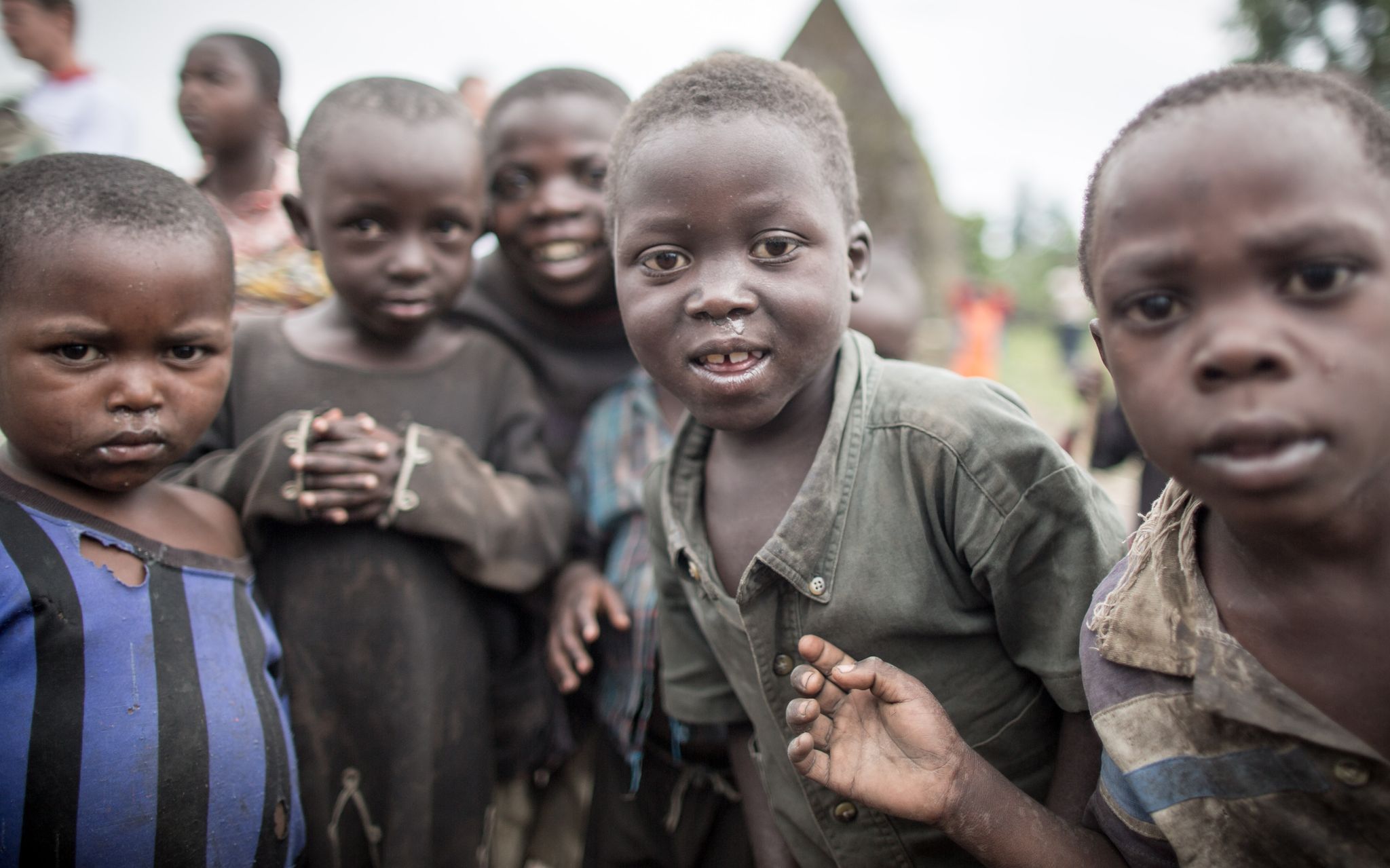 Kinder aus dem Kongo blicken neugierig in die Kamera. In der Demokratischen Republik Kongo werden die meisten Verletzungen von Kinderrechten weltweit verzeichnet.