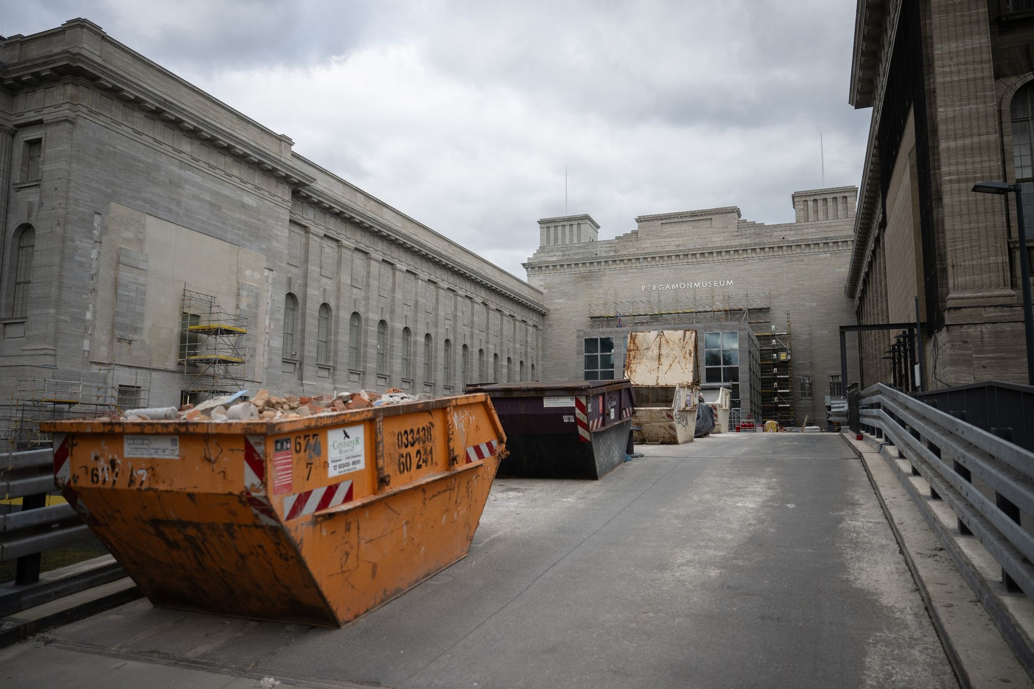 Container mit Bauschutt stehen am Pergamonmuseum in Berlin: Die Sanierungsarbeiten laufen.