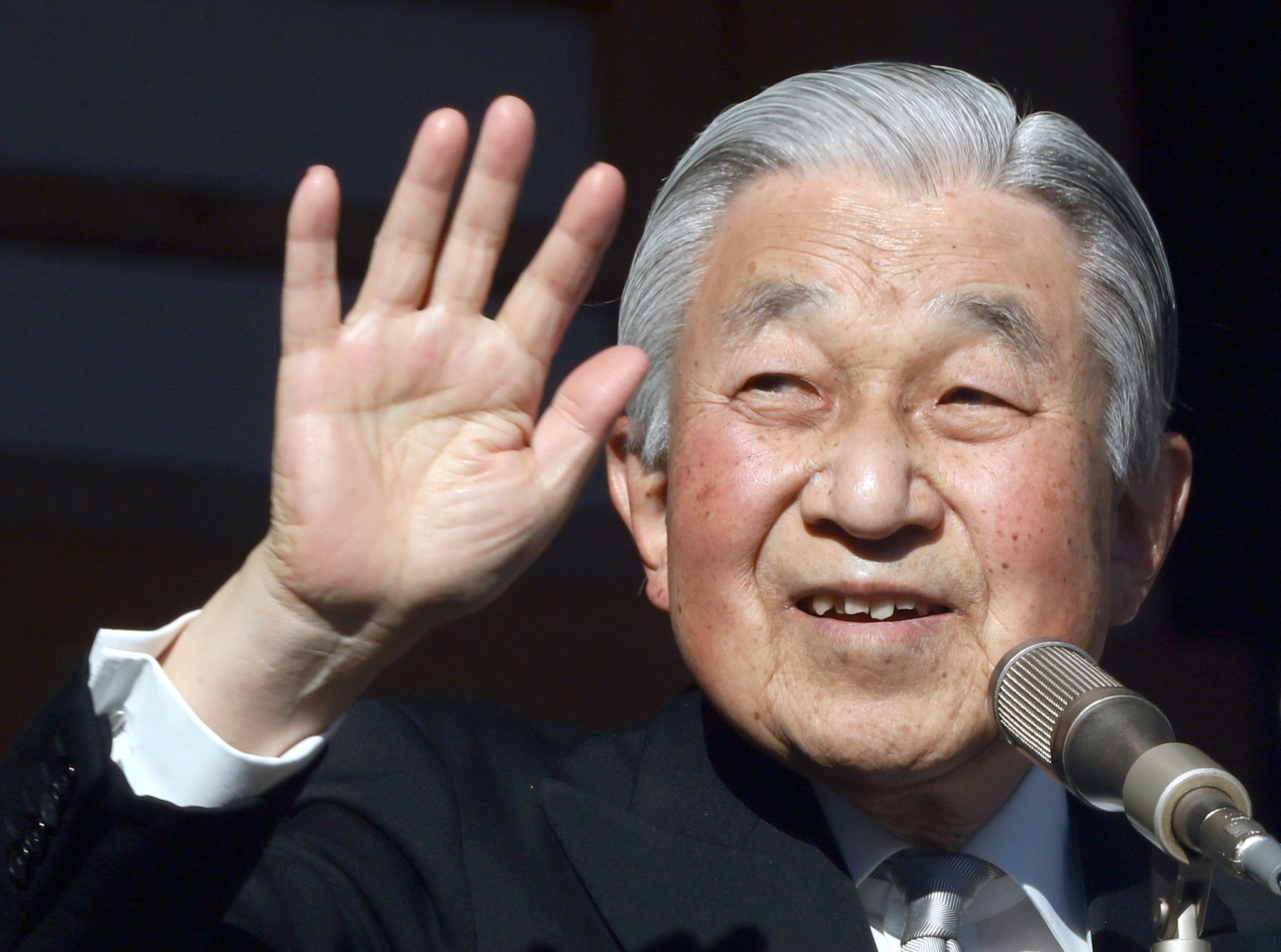 Japans ehemaliger Kaiser Akihito winkt auf dem verglasten Balkon seines Palastes. Akihito wird am 23. Dezember 90 Jahre alt.