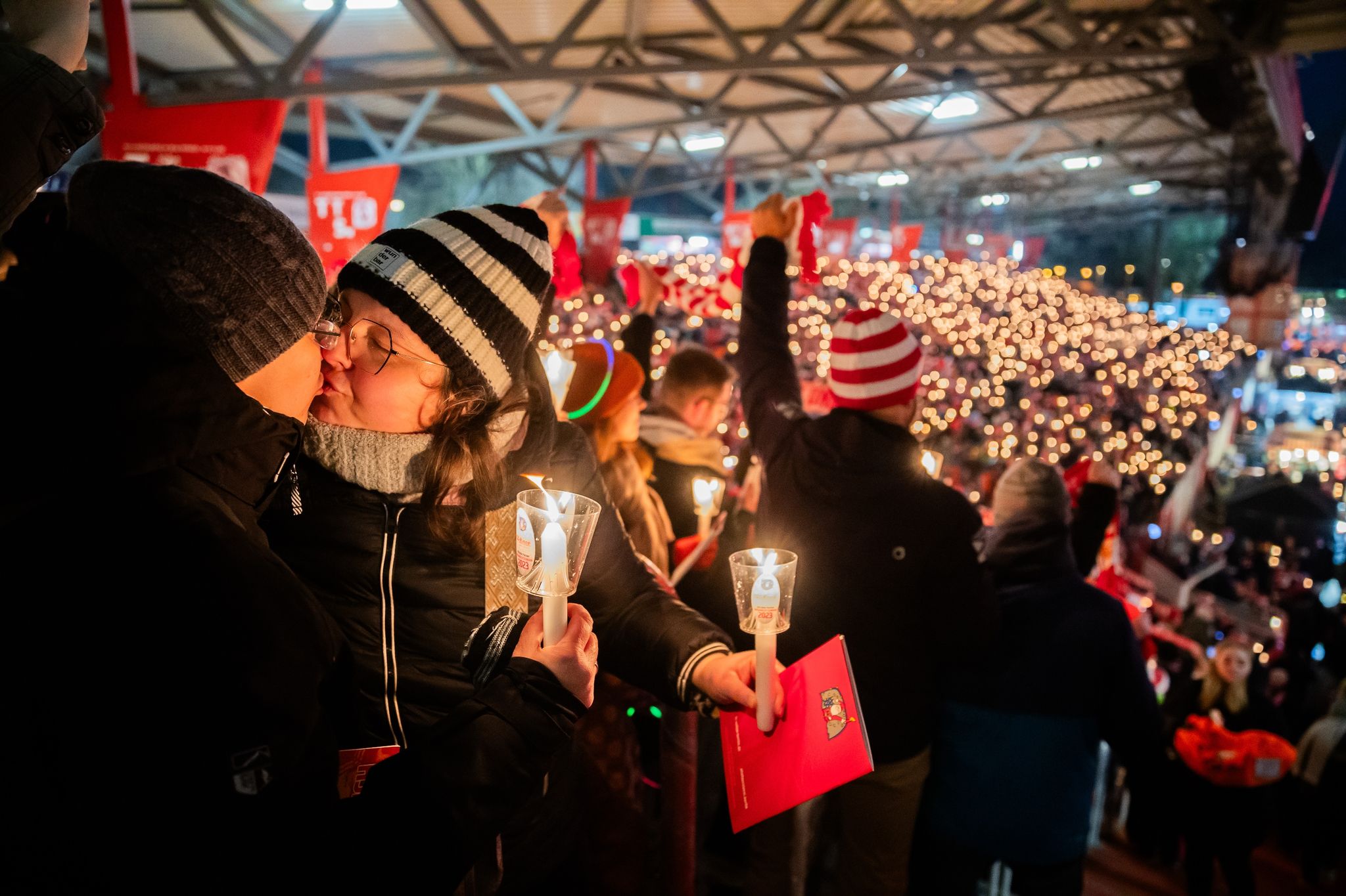 Besinnliche Klänge: Beim Weihnachtssingen im Stadion an der Alten Försterei in Berlin liegt Liebe in der Luft!